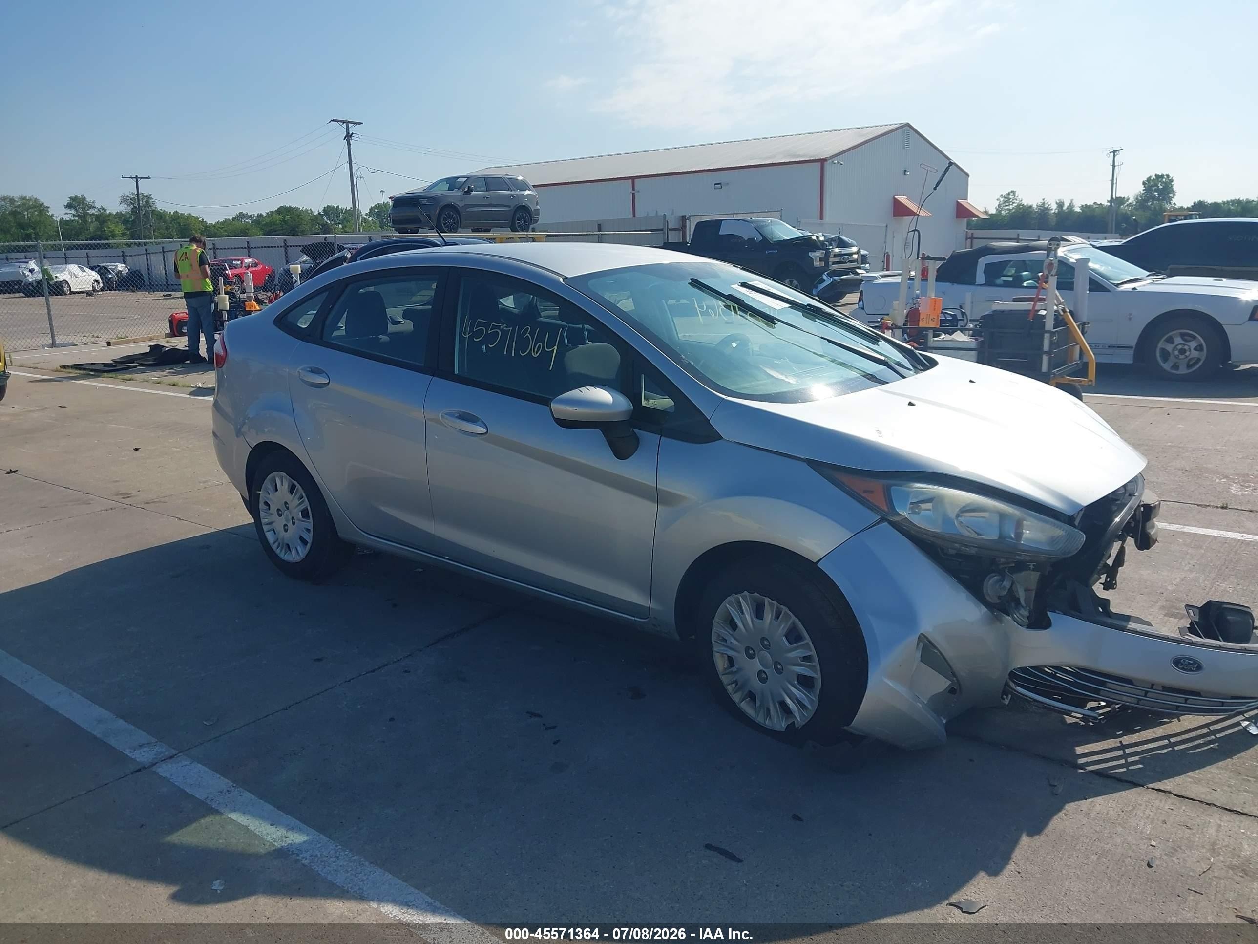 2016 Ford Fiesta S, VIN 3FADP4AJ6GM149120 — Front end