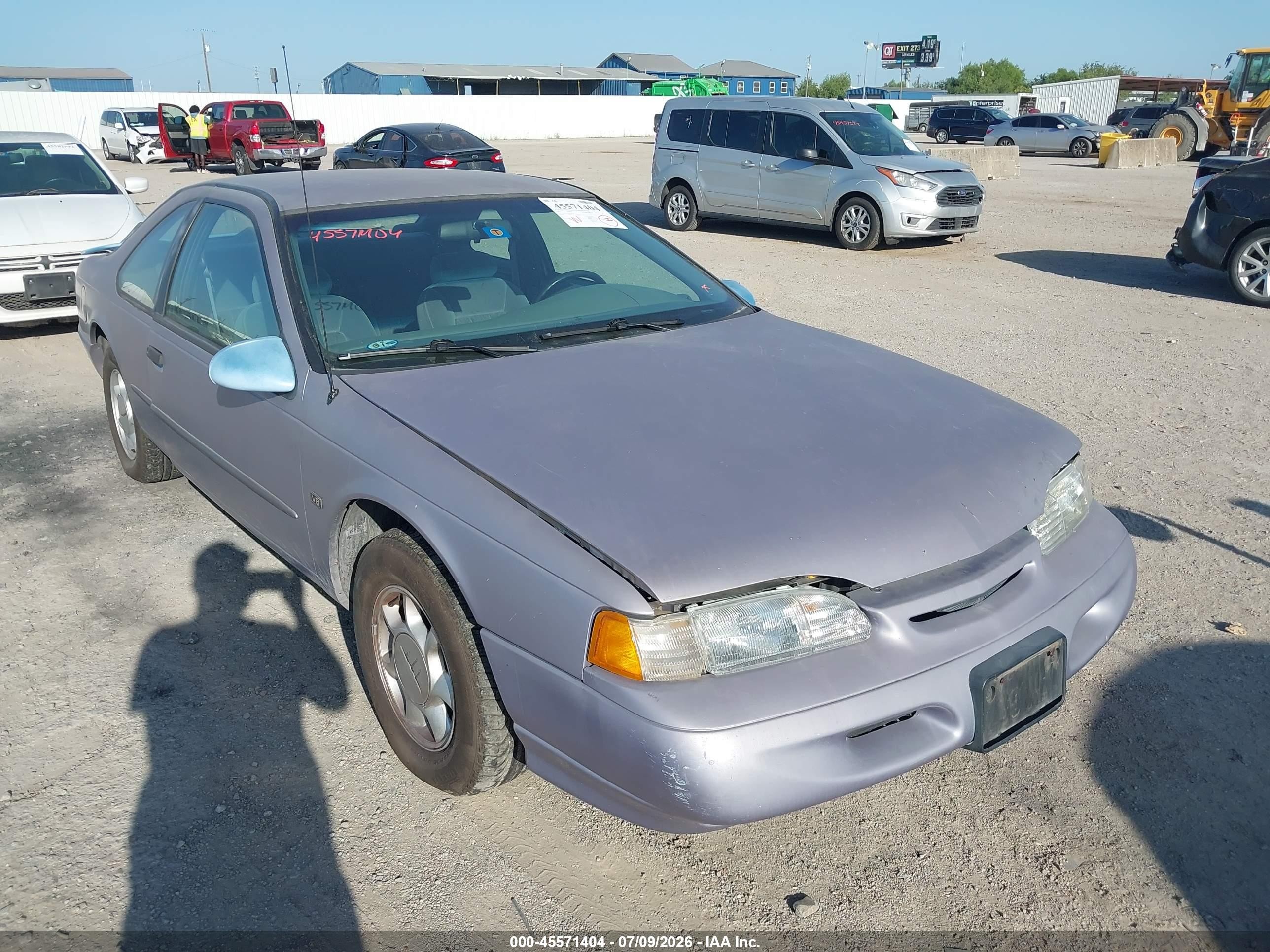 1995 Ford Thunderbird LX, VIN 1FALP62W4SH108368 — Front end