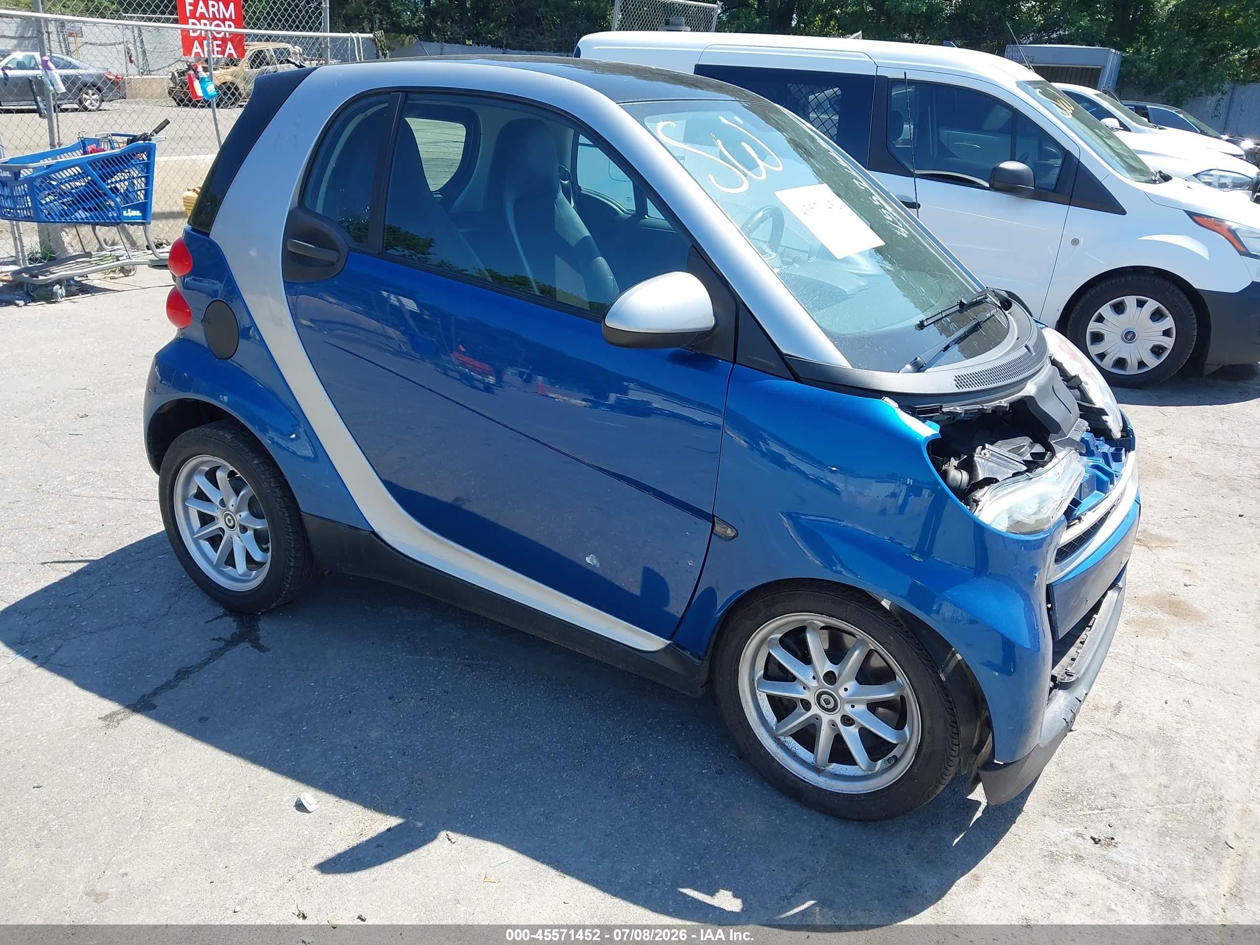 2008 Smart fortwo Pure, VIN WMEEJ31X38K205426 — Перед
