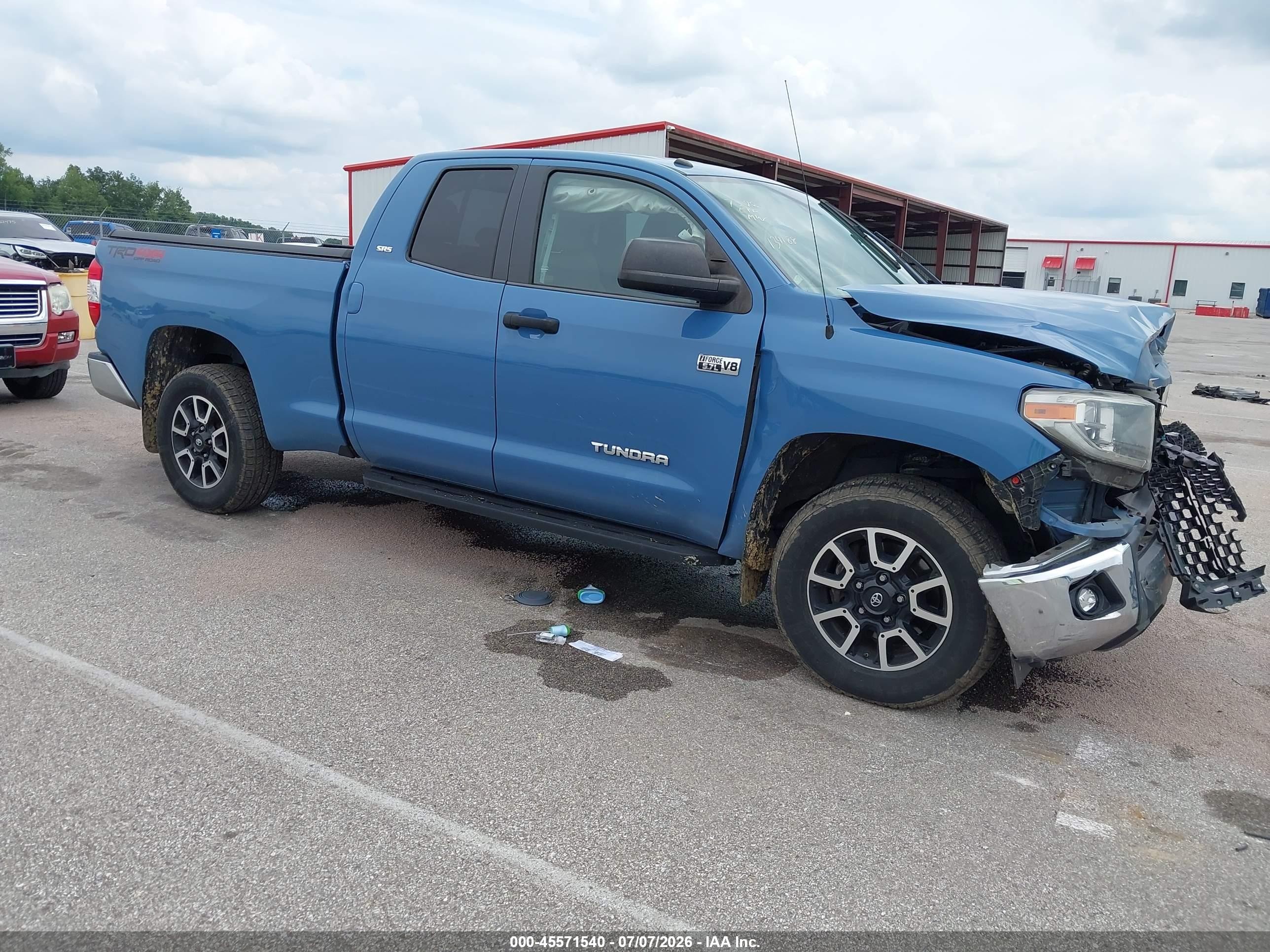2018 Toyota Tundra SR5, VIN 5TFUW5F13JX741457 — Перед