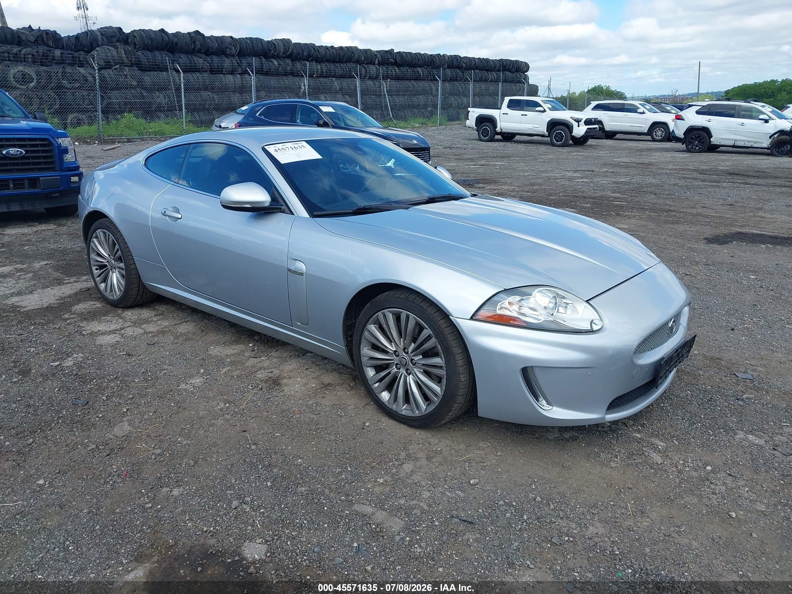 2011 Jaguar XK, VIN SAJWA4FB2BLB41200 — Перед