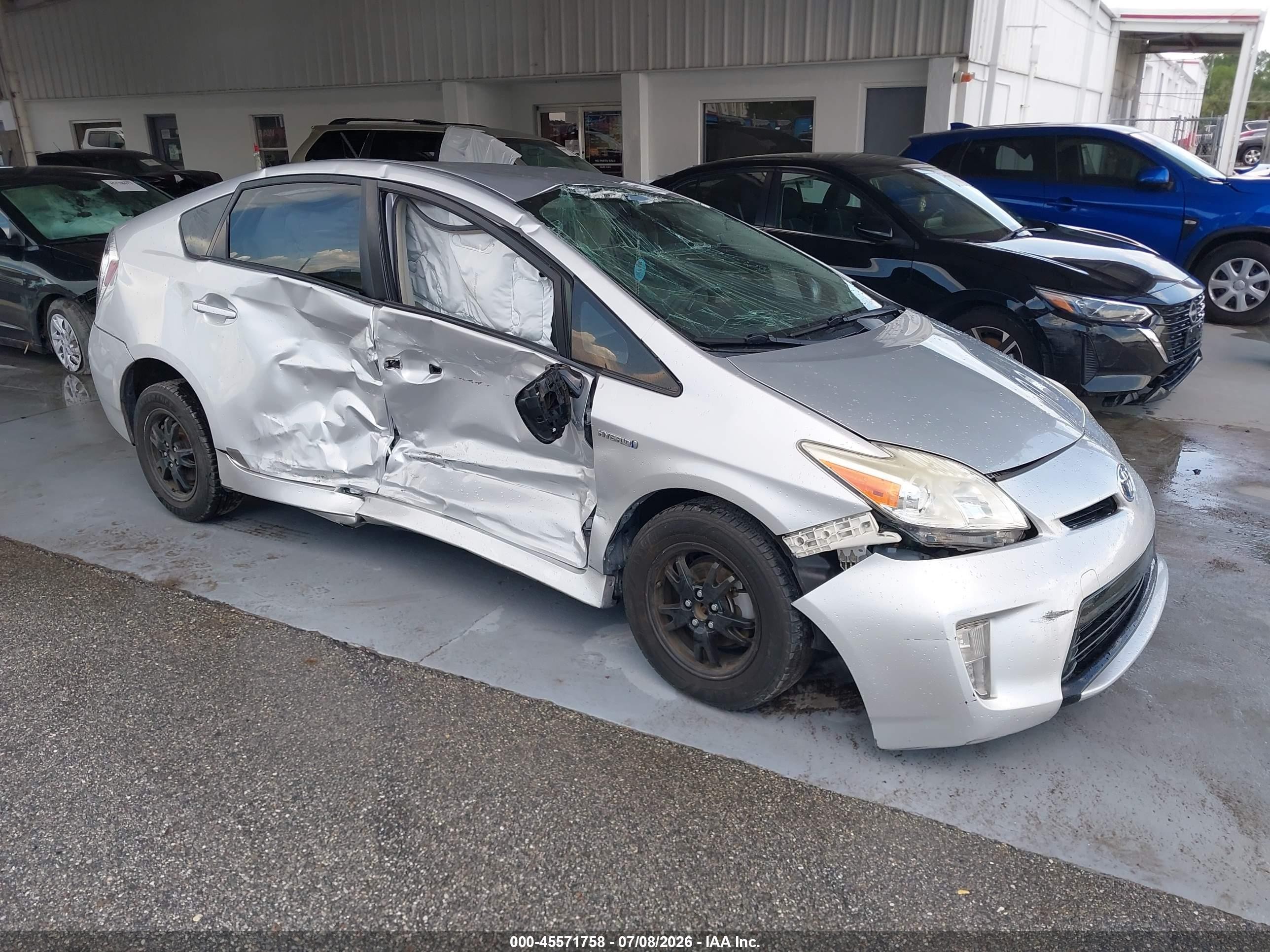 2015 Toyota Prius Two, VIN JTDKN3DU9F0474305 — Side