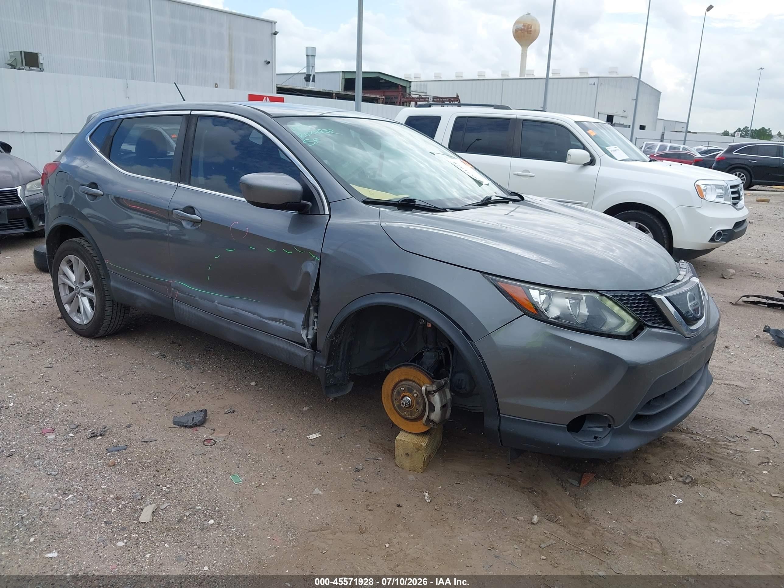 2019 Nissan Rogue S, VIN JN1BJ1CP1KW219511 — Front end