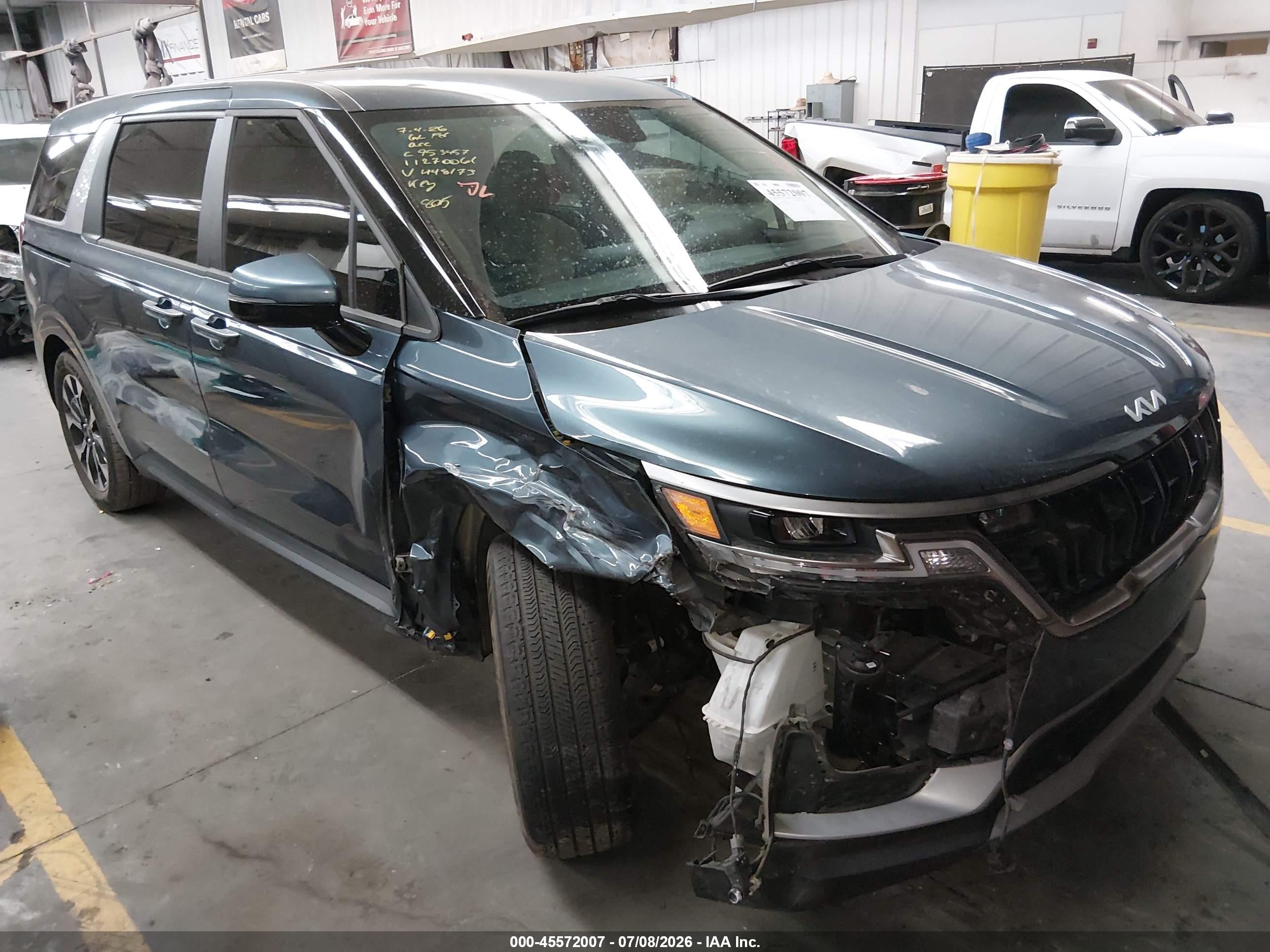 2024 Kia Carnival EX, VIN KNDNC5H37R6448173 — Front end