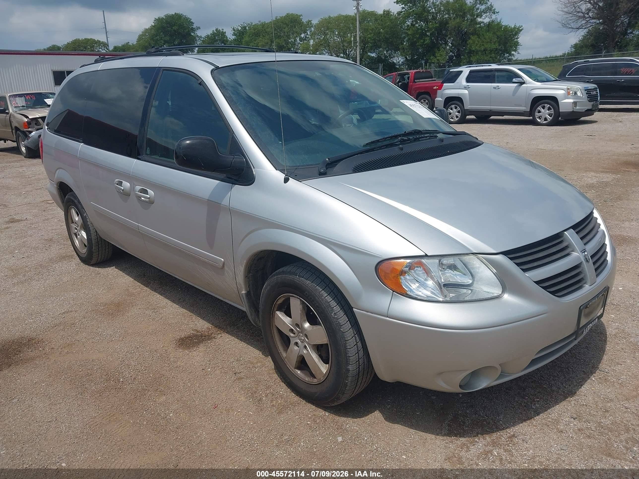 2005 Dodge Caravan SXT, VIN 2D4GP44L95R113869 — Normal wear