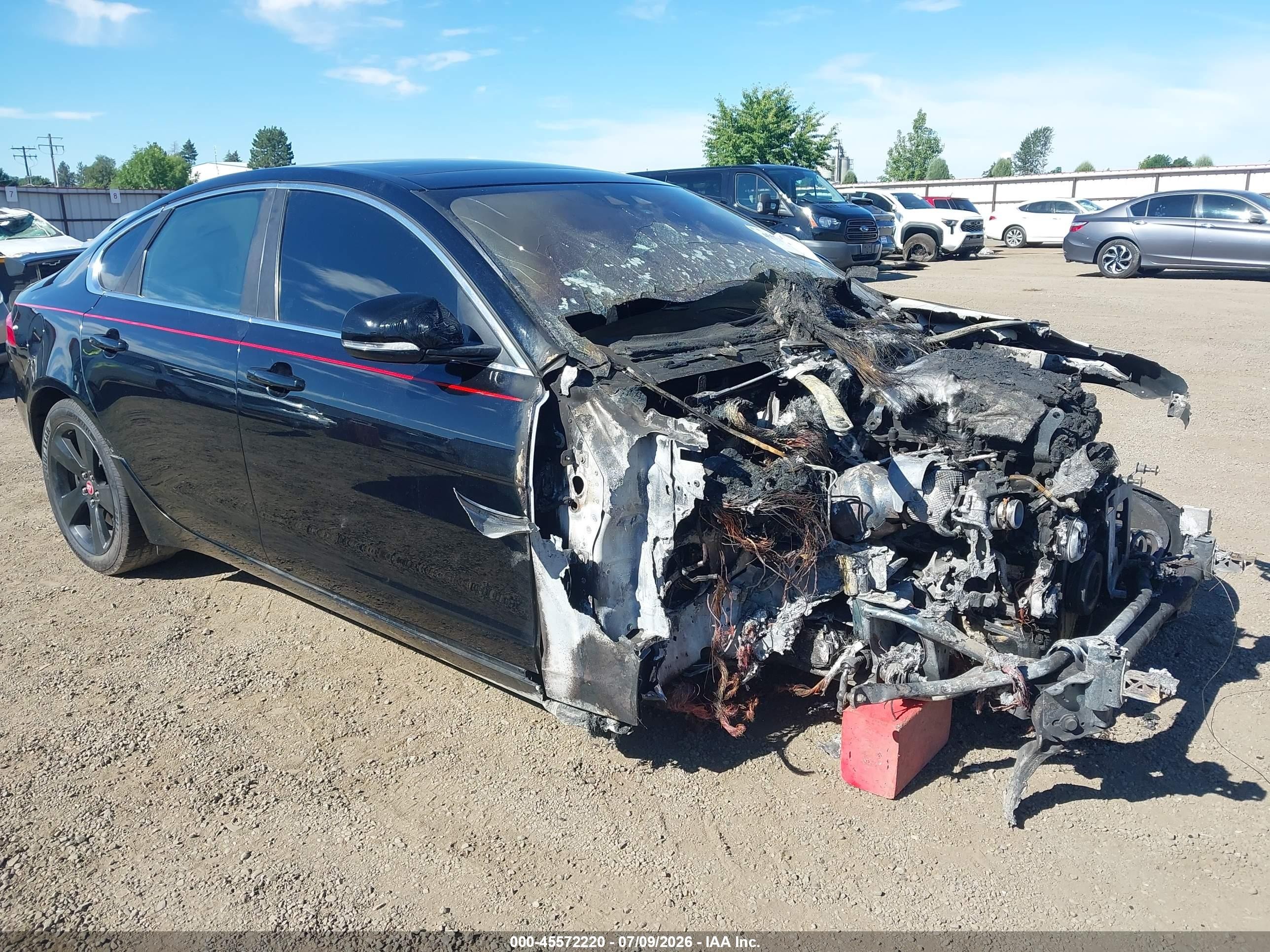 2018 Jaguar XF 25t, VIN SAJBR4FX0JCY69368 — Пожар в моторном отсеке