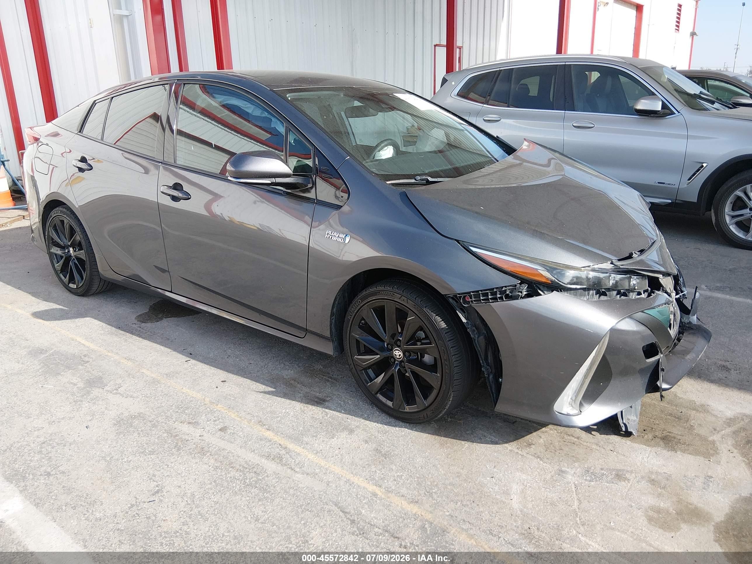 2017 Toyota Prius Premium, VIN JTDKARFP6H3057053 — Front end