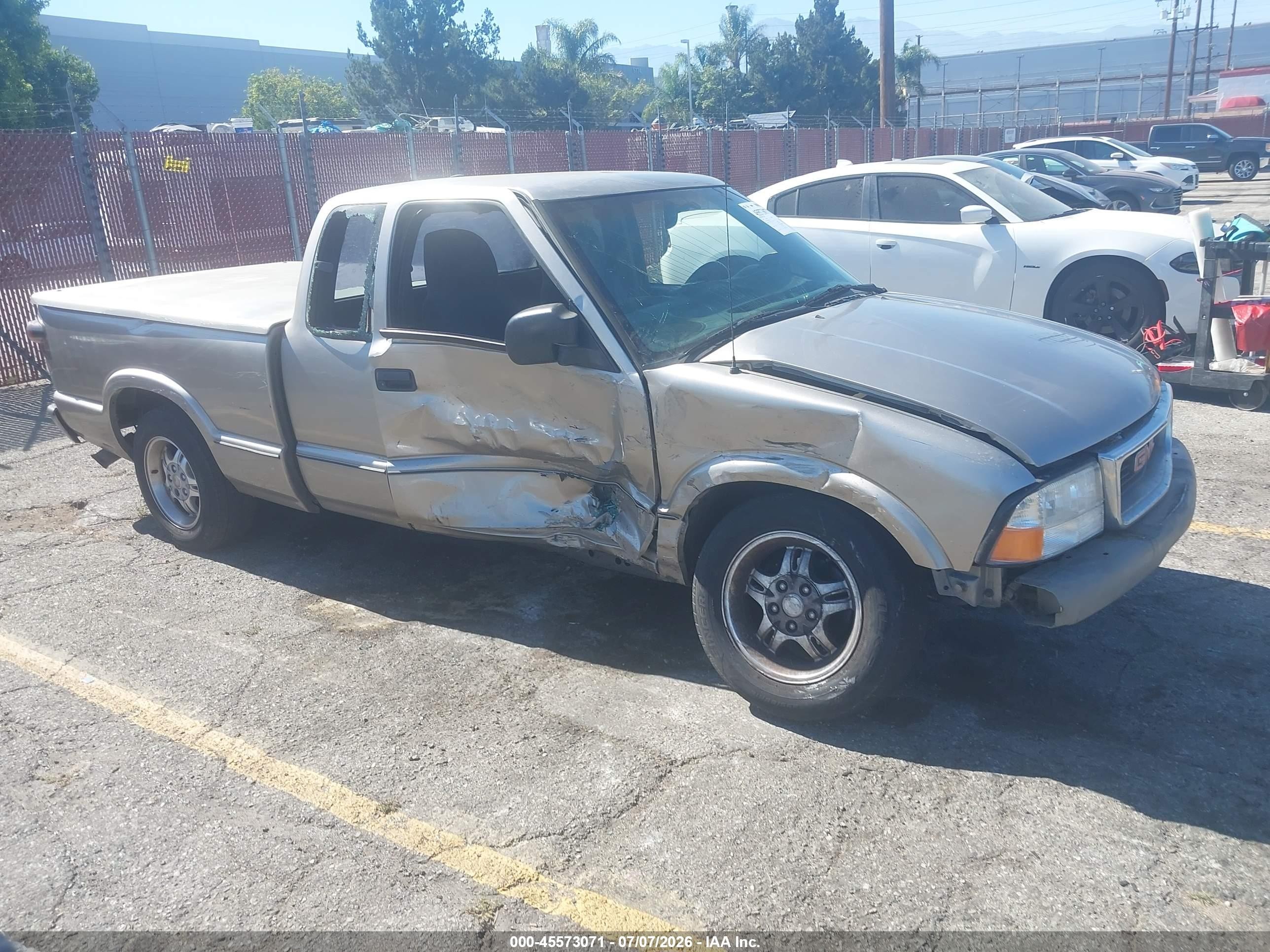 2003 GMC Sonoma SLS, VIN 1GTCS19H338157937 — Side
