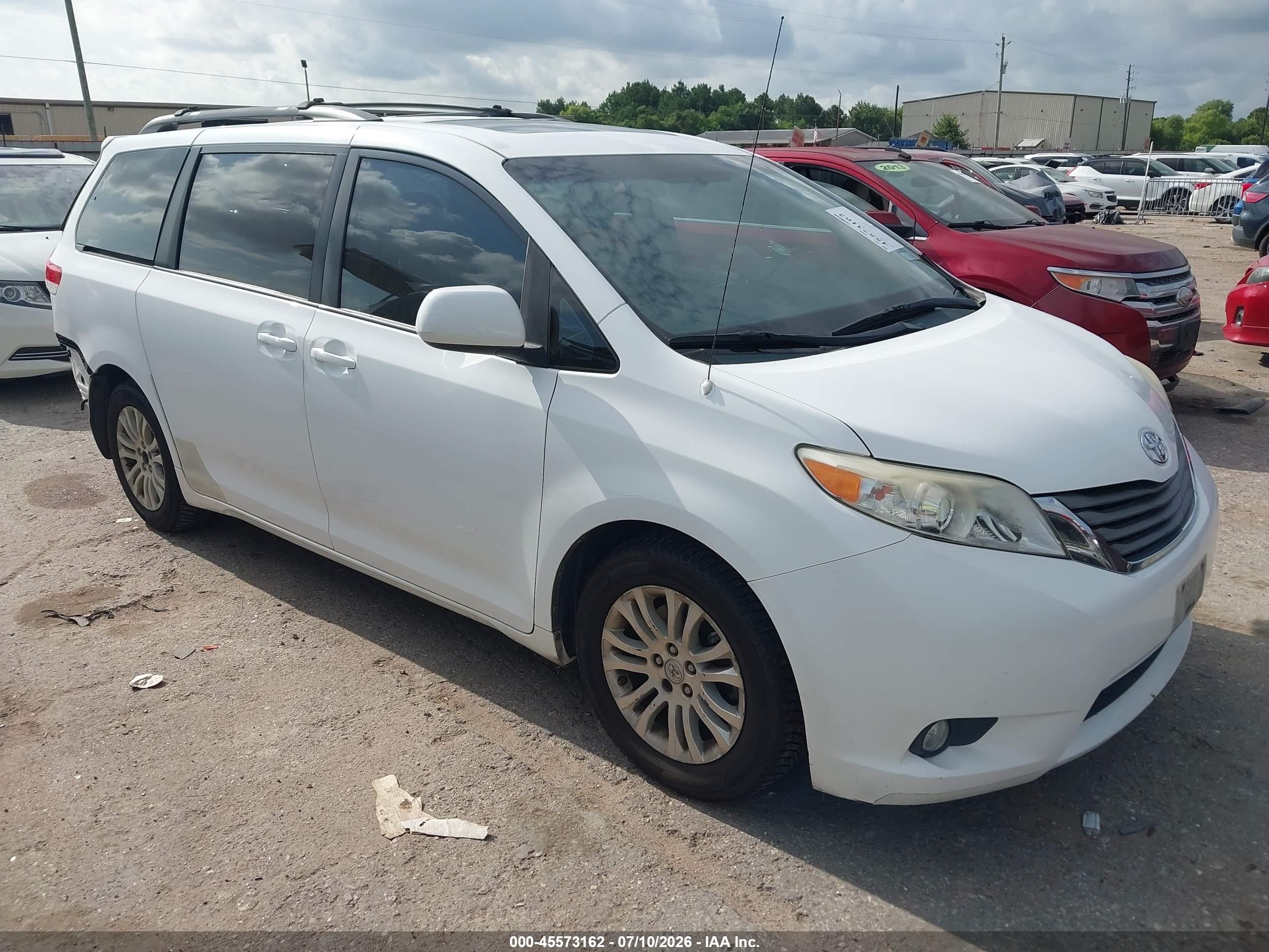 2011 Toyota Sienna XLE, VIN 5TDYK3DC4BS099117 — Rear end