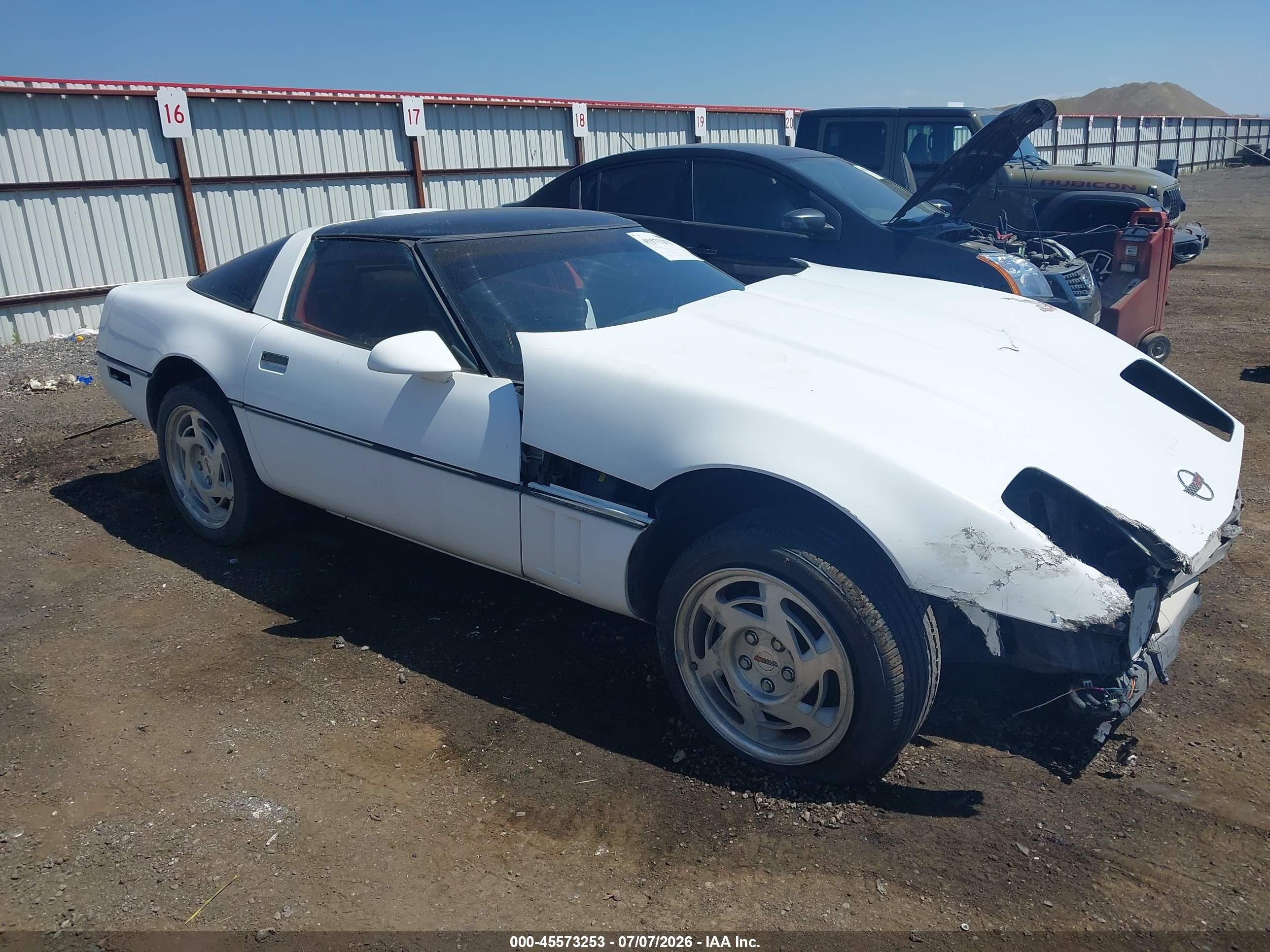 1990 Chevrolet Corvette, VIN 1G1YY238XL5109784 — Перед