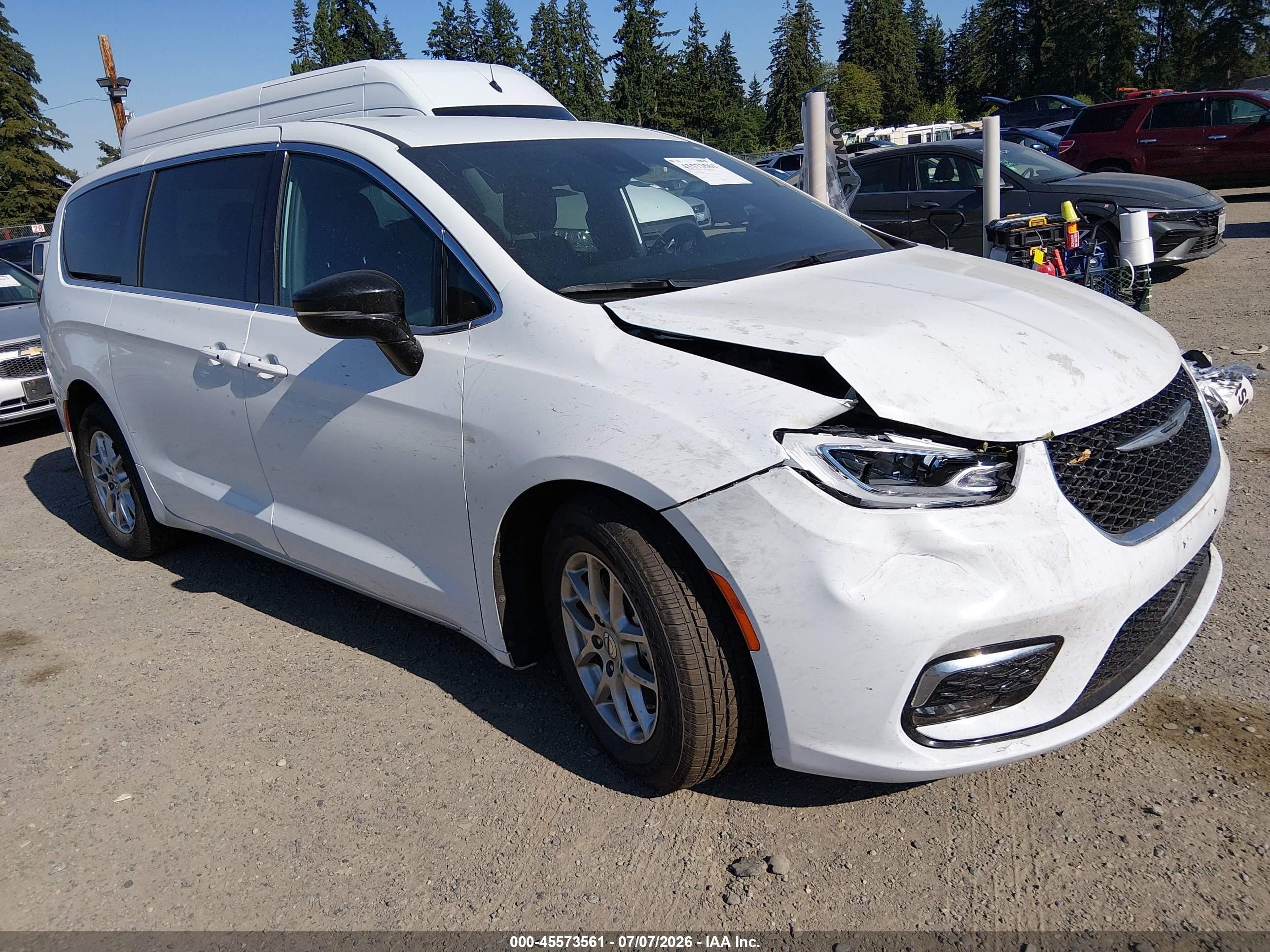 2025 Chrysler Pacifica Select, VIN 2C4RC1BG5SR539060 — Front end