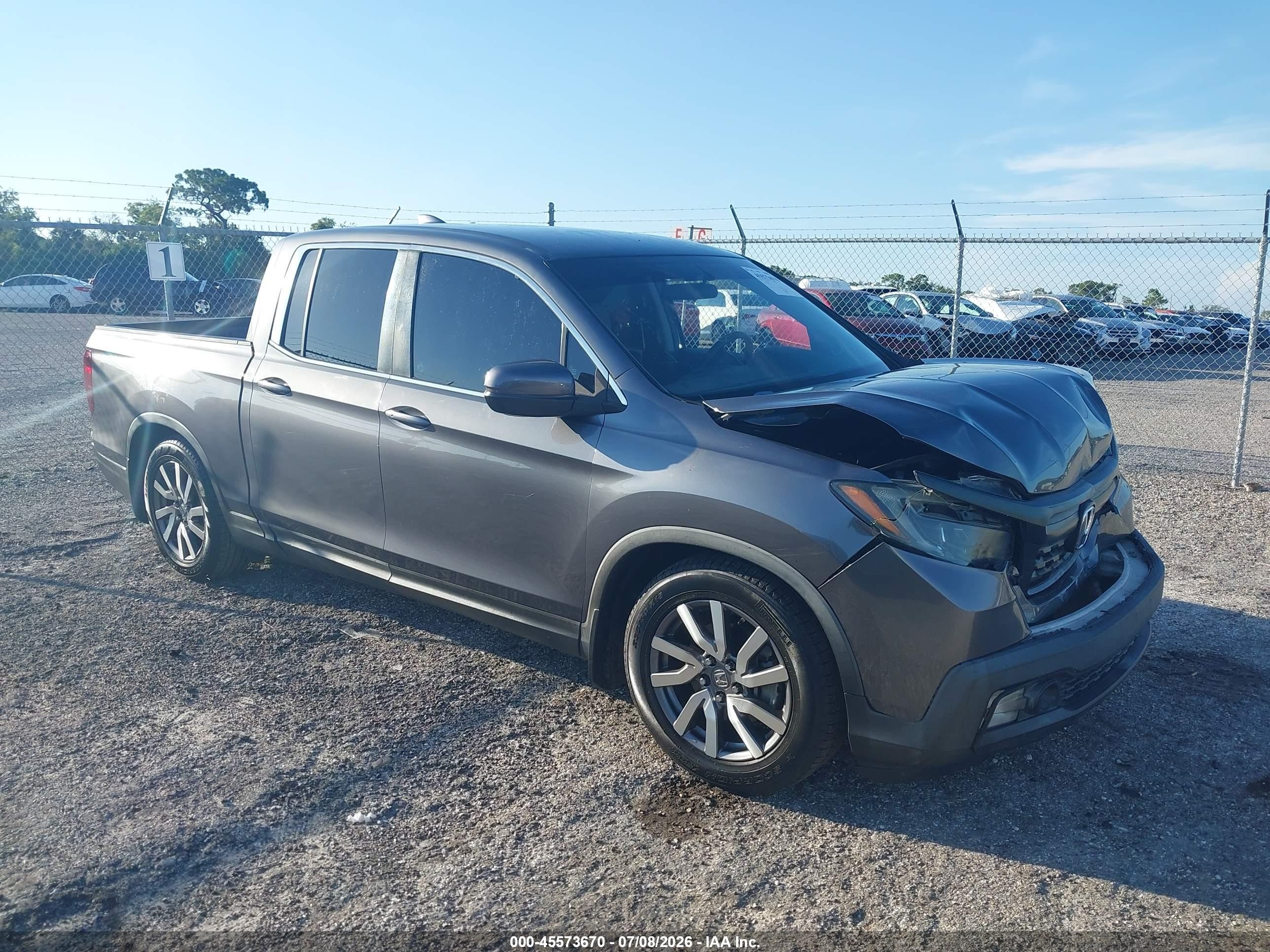 2017 Honda Ridgeline RTS, VIN 5FPYK2F48HB010136 — Front end