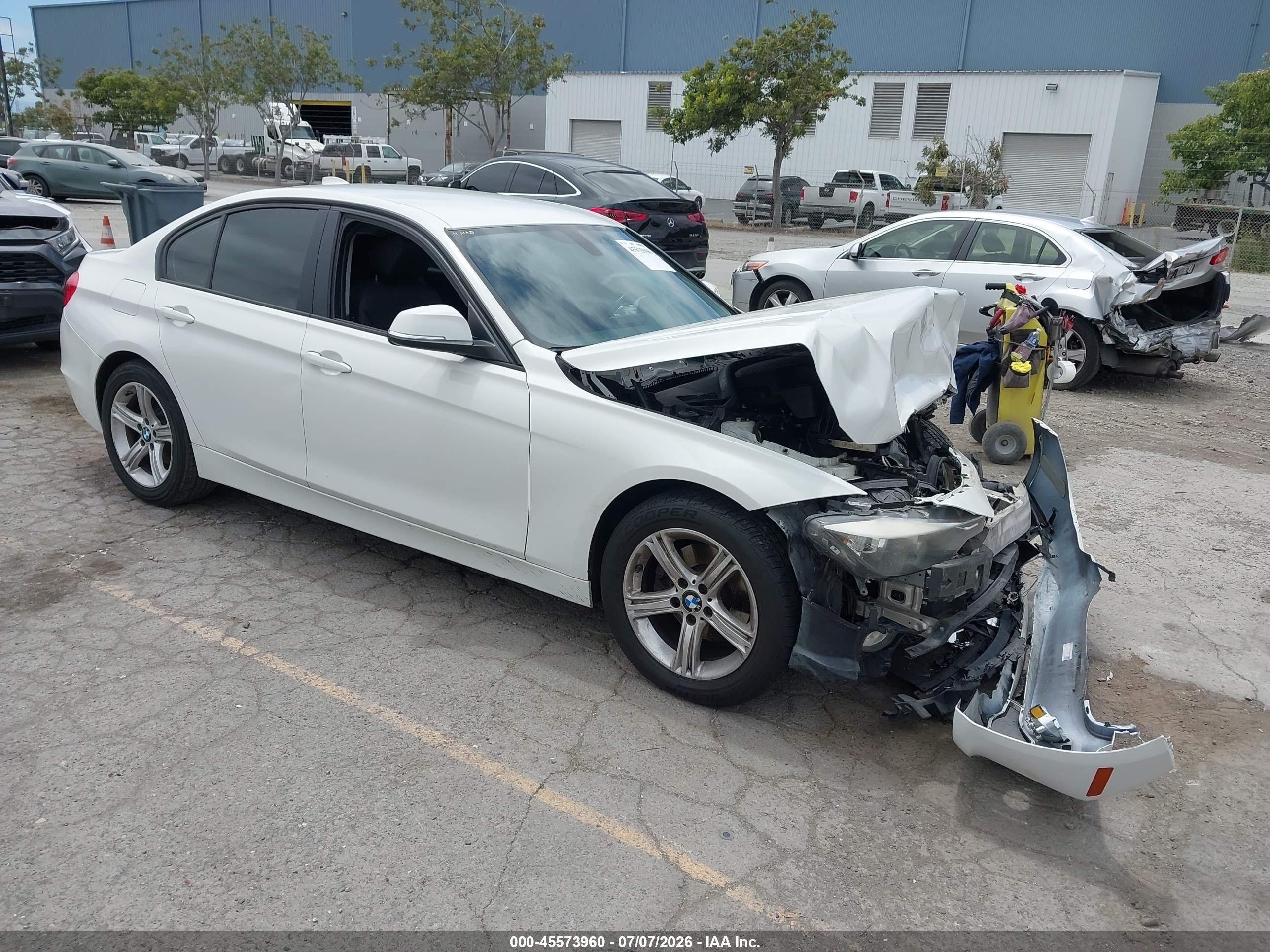 2014 BMW 3 Series 320i, VIN WBA3B1G50ENS79326 — Front end