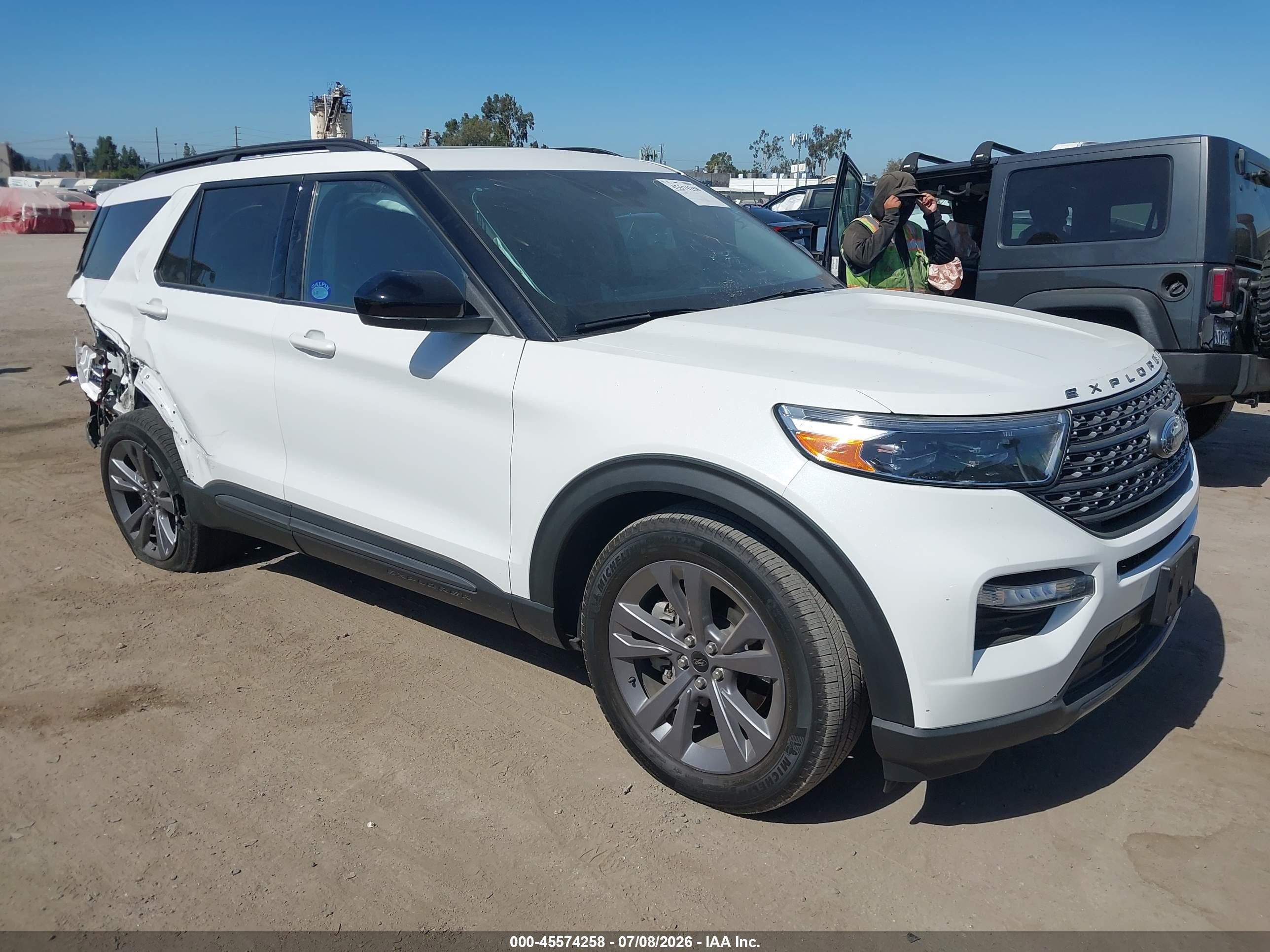 2024 Ford Explorer XLT, VIN 1FMSK7DH9RGA17830 — Зад