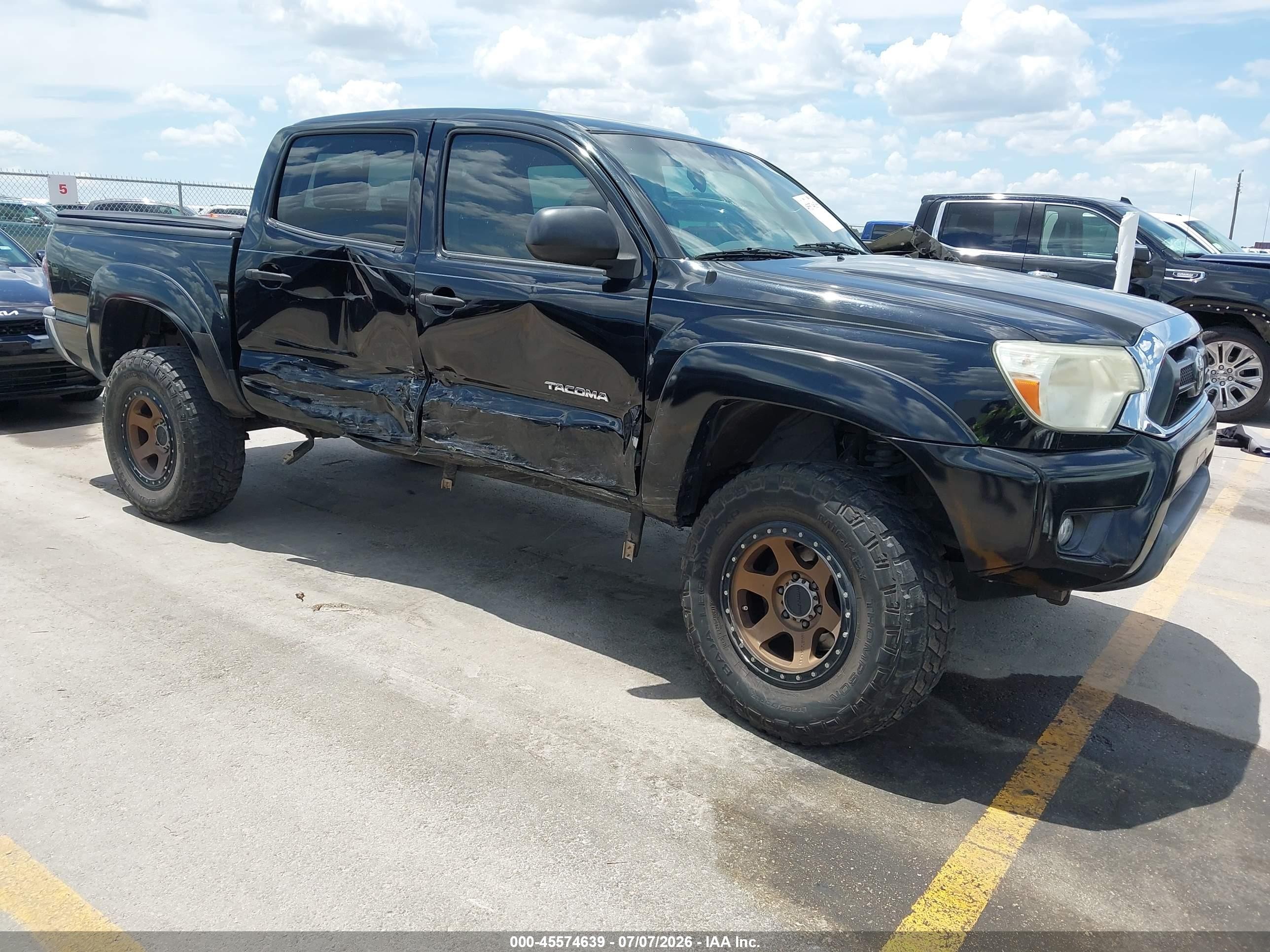 2014 Toyota Tacoma PreRunner, VIN 5TFJU4GN8EX063332 — Side