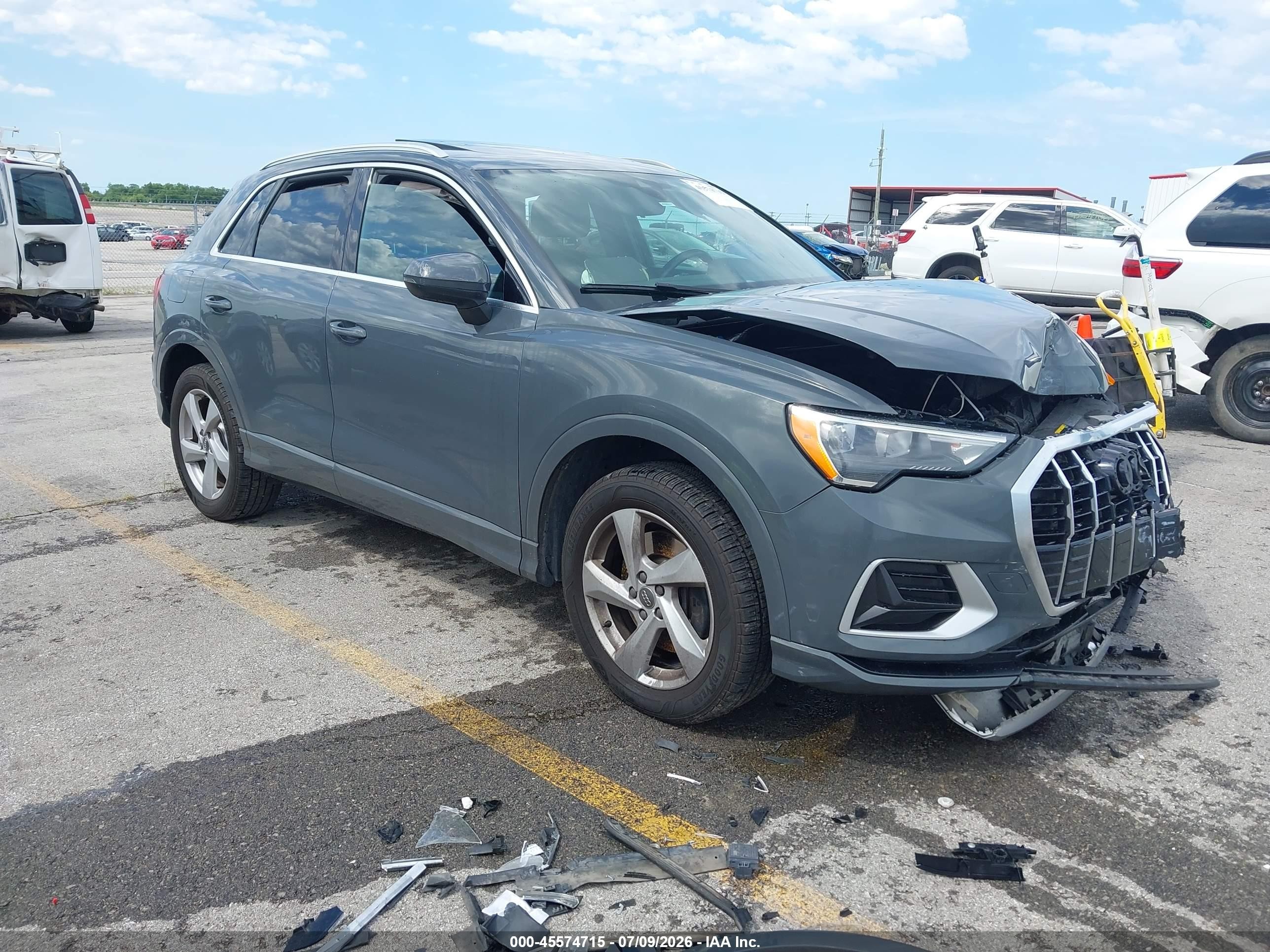 2020 Audi Q3 Premium, VIN WA1AECF38L1025956 — Перед