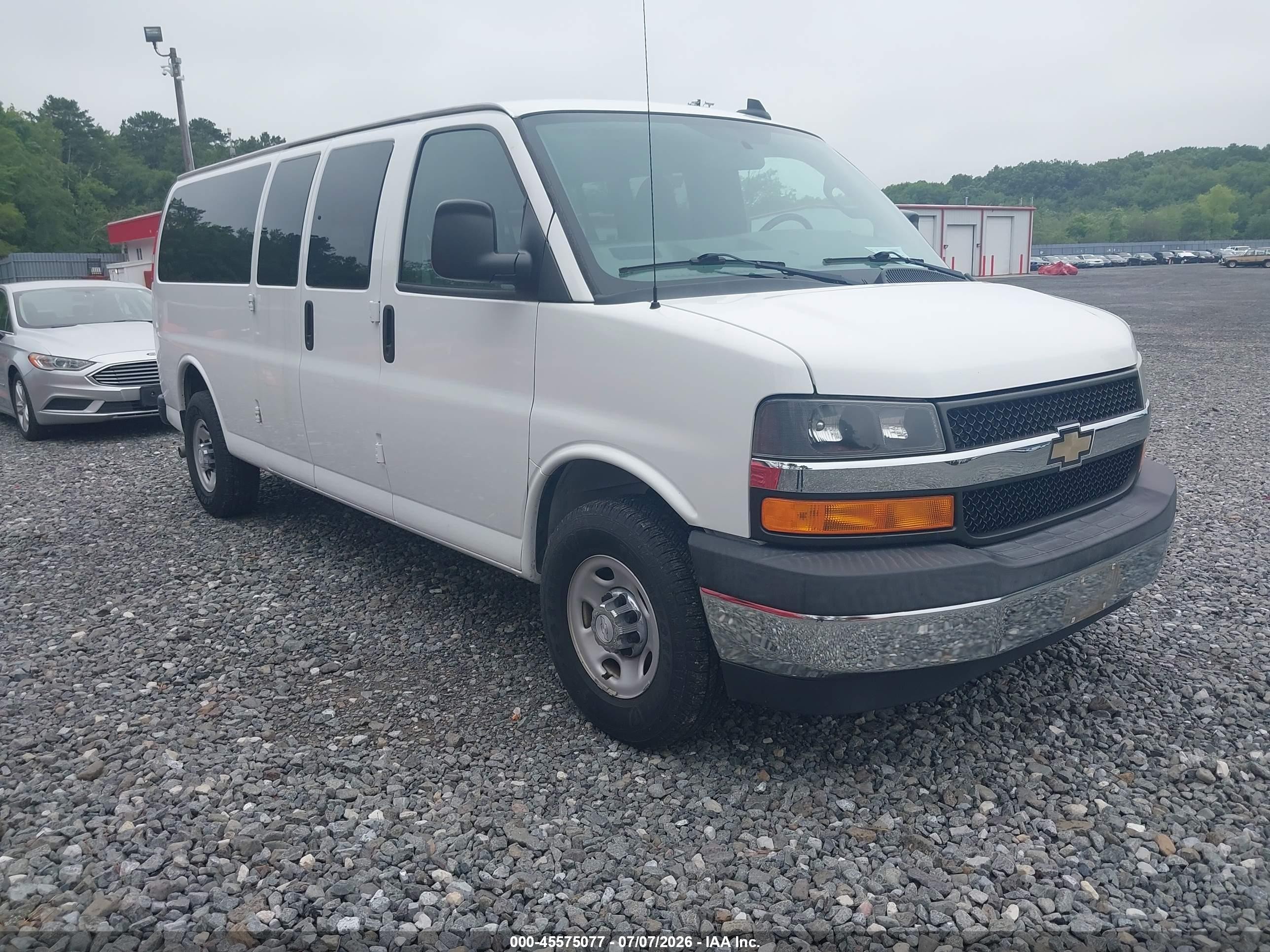 2017 Chevrolet Express Passenger LT, VIN 1GAZGPFF2H1272622 — Normal wear