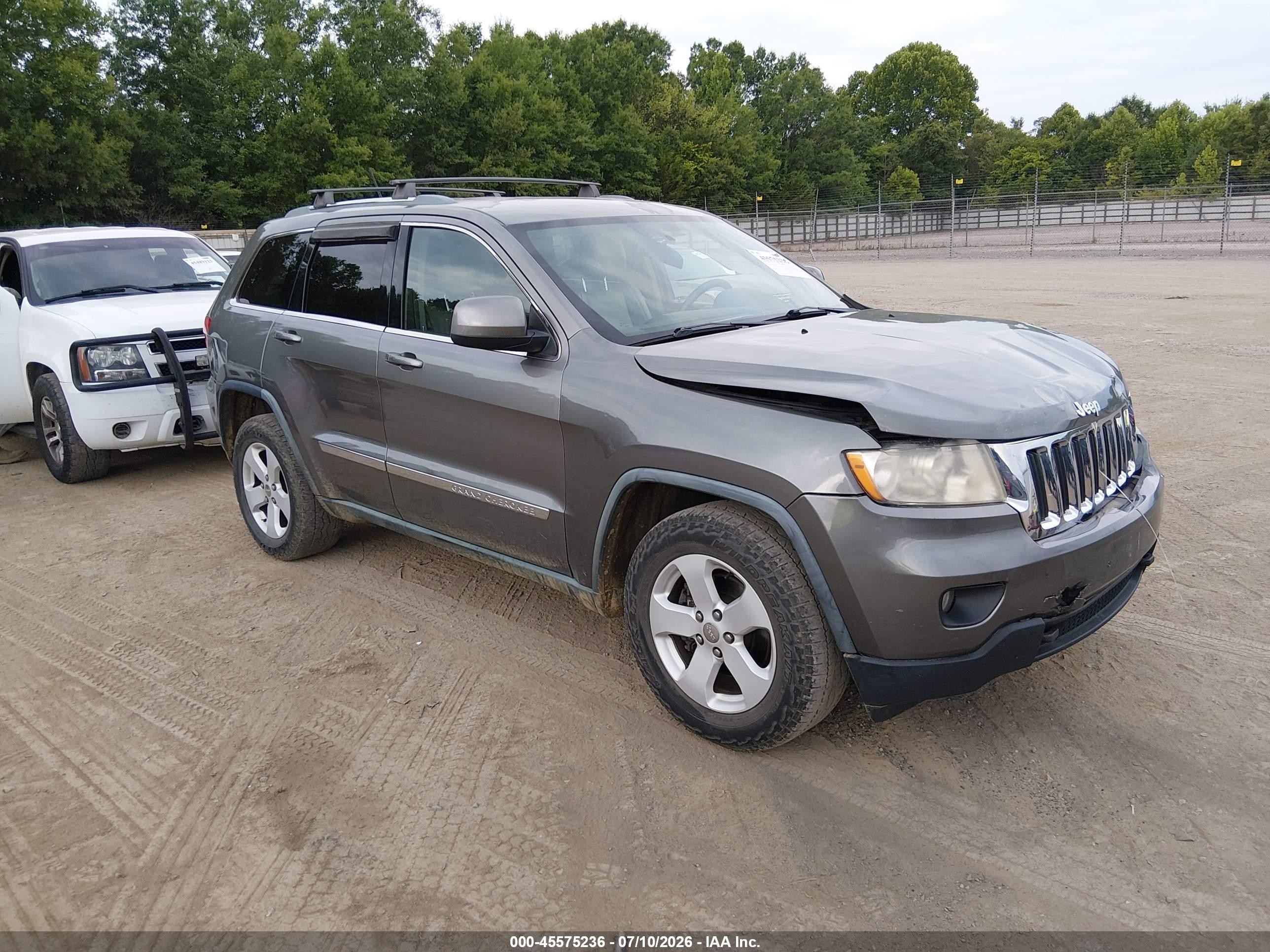 2011 Jeep Grand Cherokee Laredo, VIN 1J4RR4GG9BC576849 — Front end