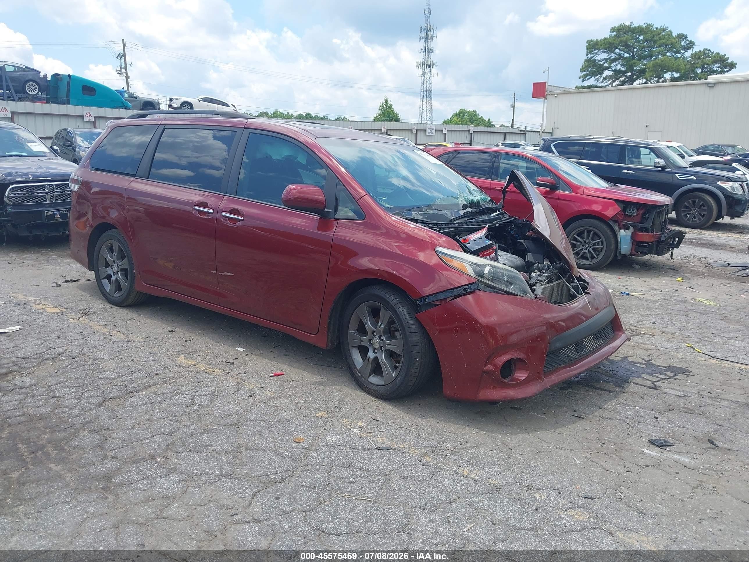 2016 Toyota Sienna SE, VIN 5TDXK3DC6GS725849 — Front end