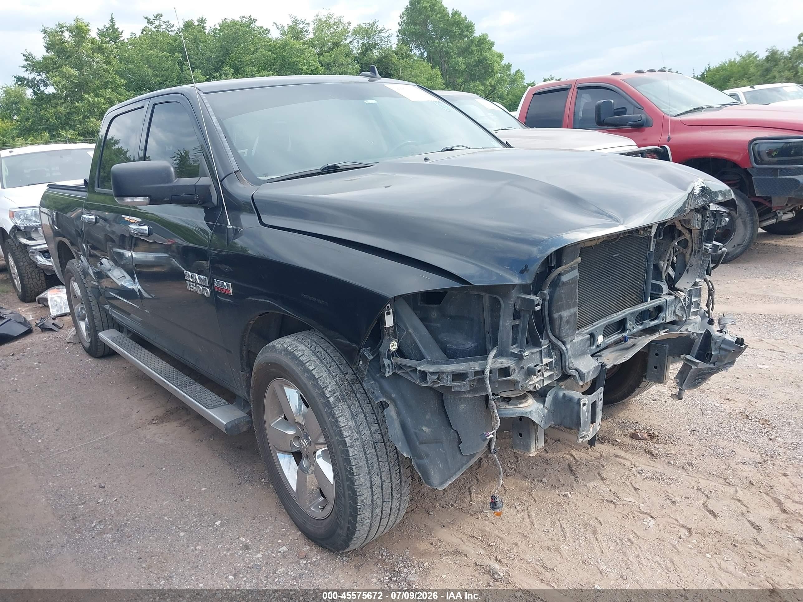 2017 Ram 1500 Big Horn, VIN 3C6RR6LT0HG636972 — Front end