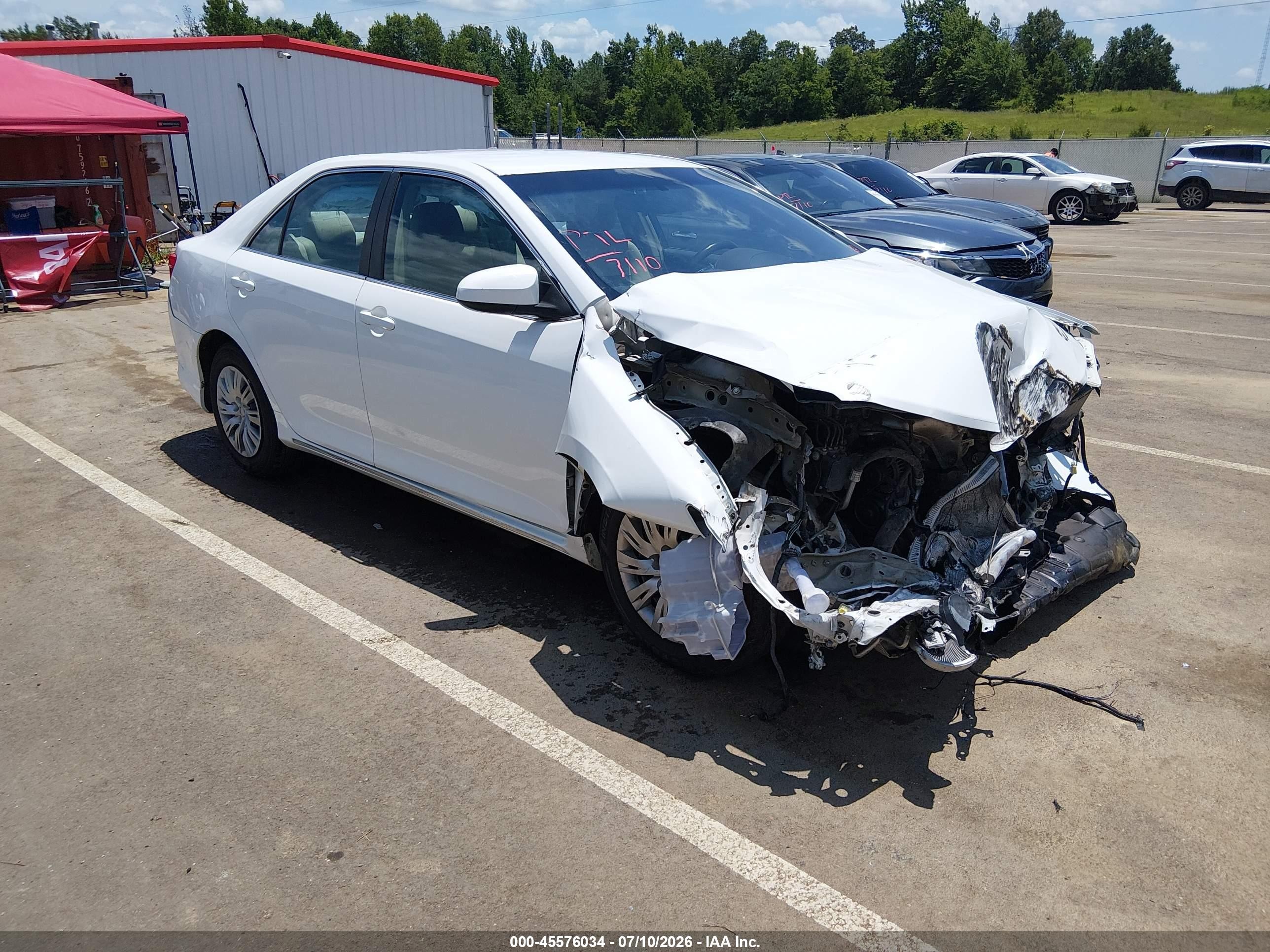 2014 Toyota Camry LE, VIN 4T4BF1FK4ER388759 — Front end