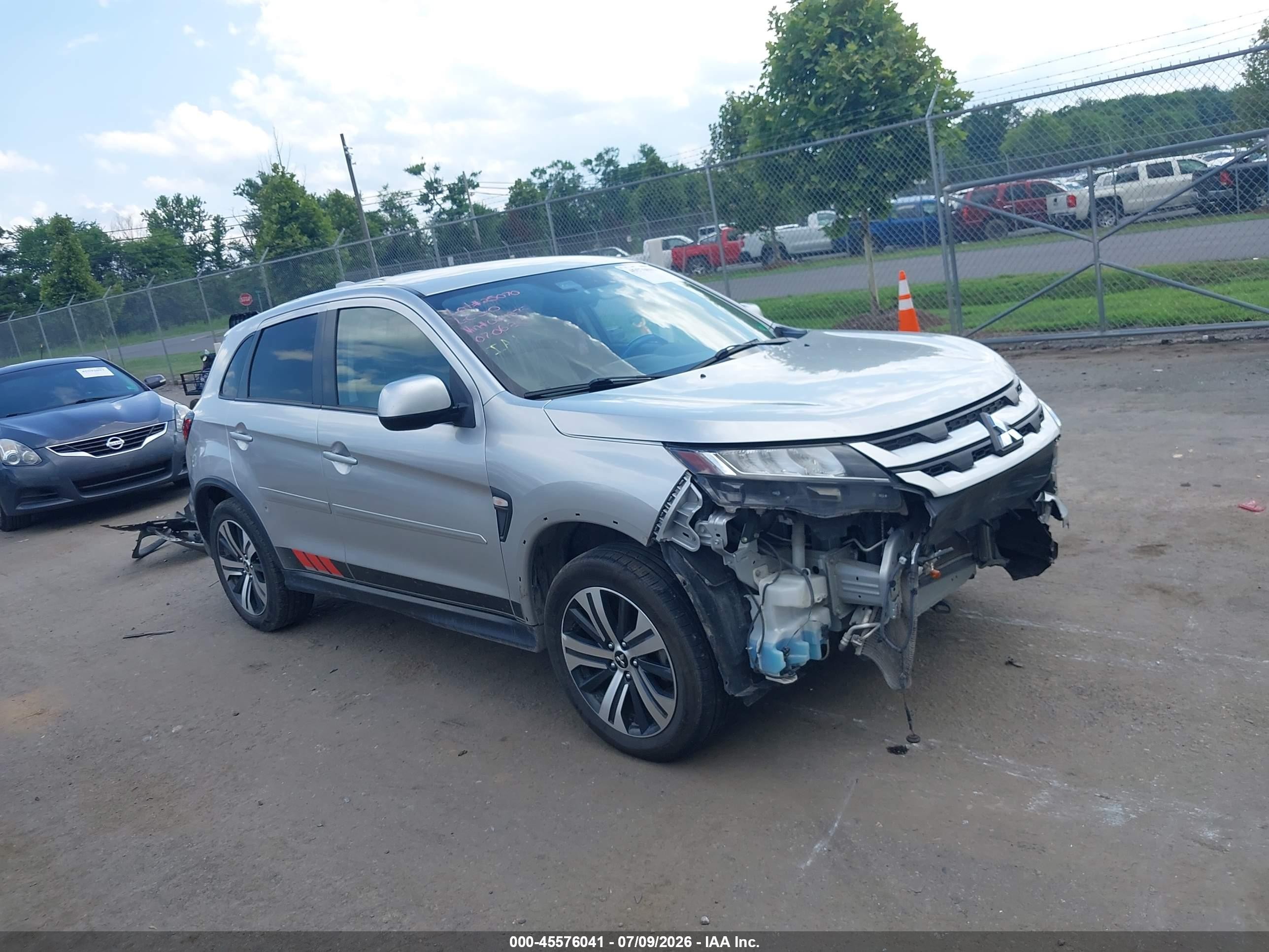 2021 Mitsubishi Outlander ES, VIN JA4ARUAU1MU004375 — Front end