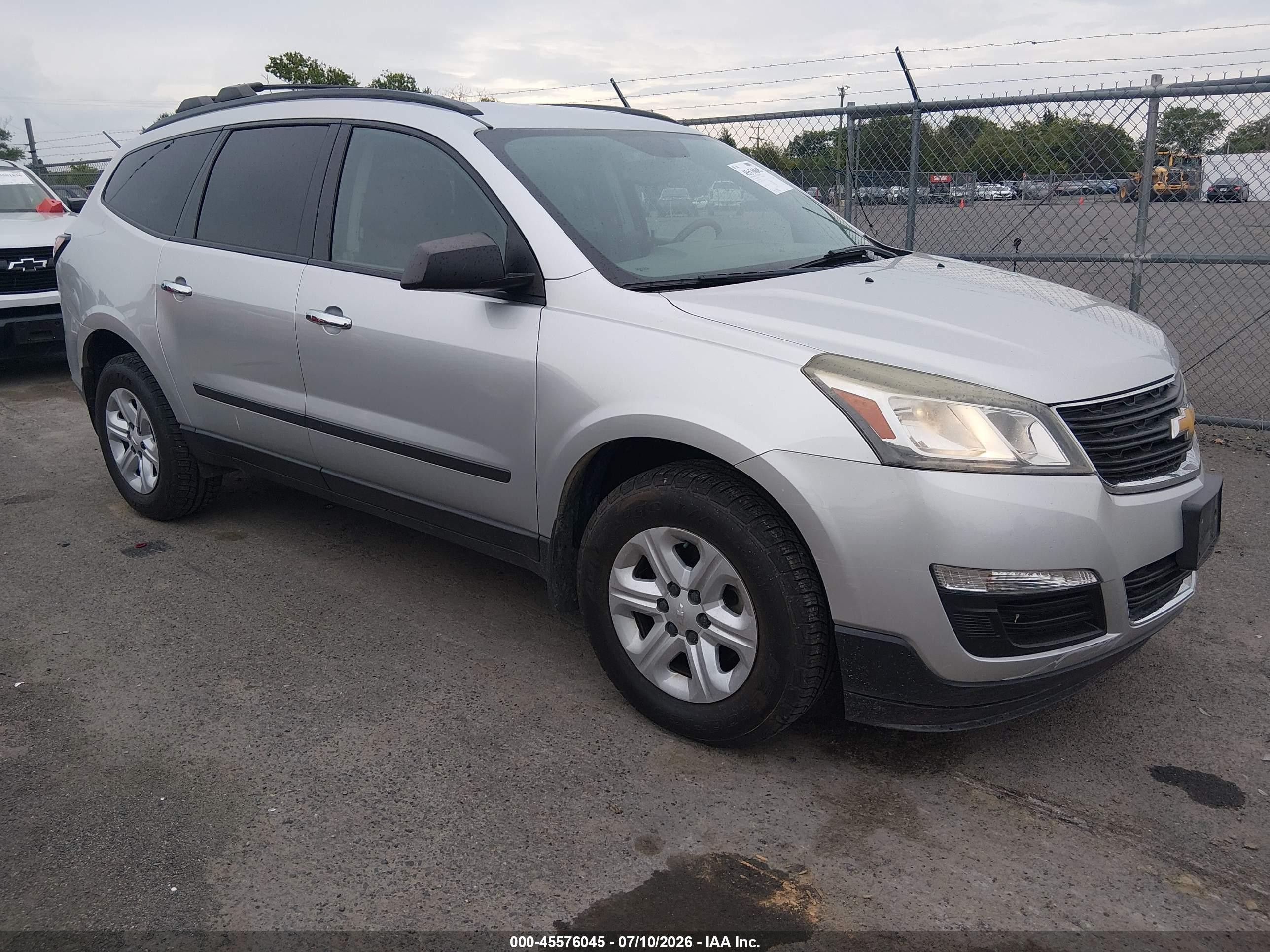 2015 Chevrolet Traverse LS, VIN 1GNKVFKD5FJ228339 — Перед