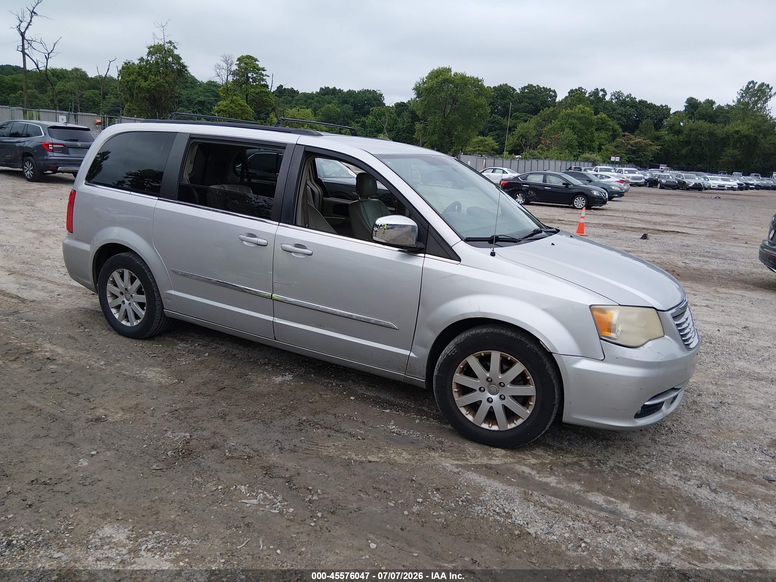2011 Chrysler Town & Country Touring L, VIN 2A4RR8DG3BR779884 — Normal wear