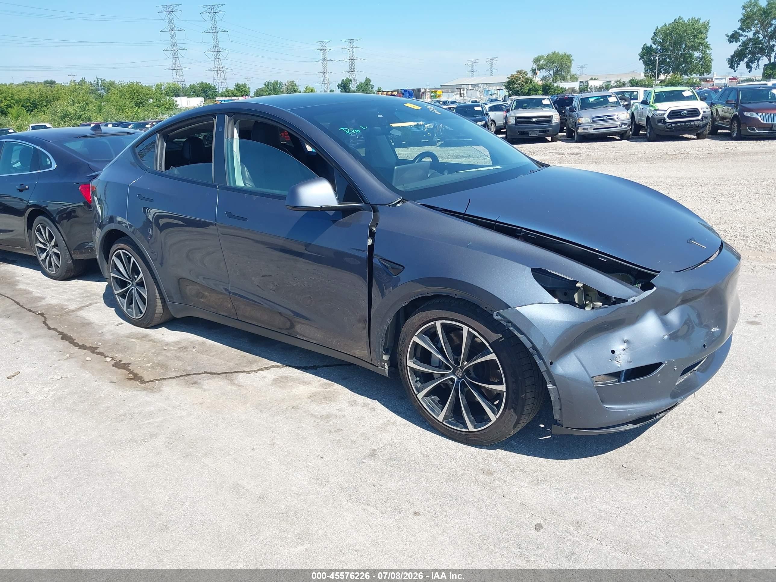 2021 Tesla Model Y Long Range, VIN 5YJYGDEE8MF105063 — Front end