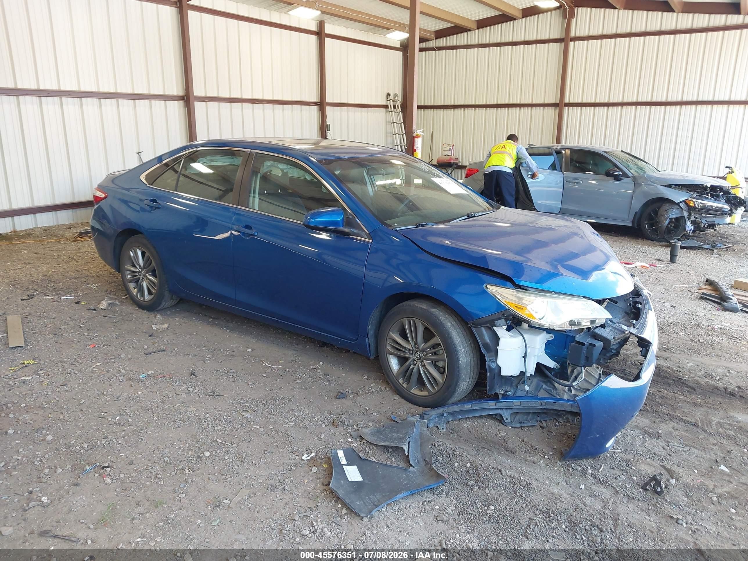 2017 Toyota Camry SE, VIN 4T1BF1FK2HU666105 — Front end