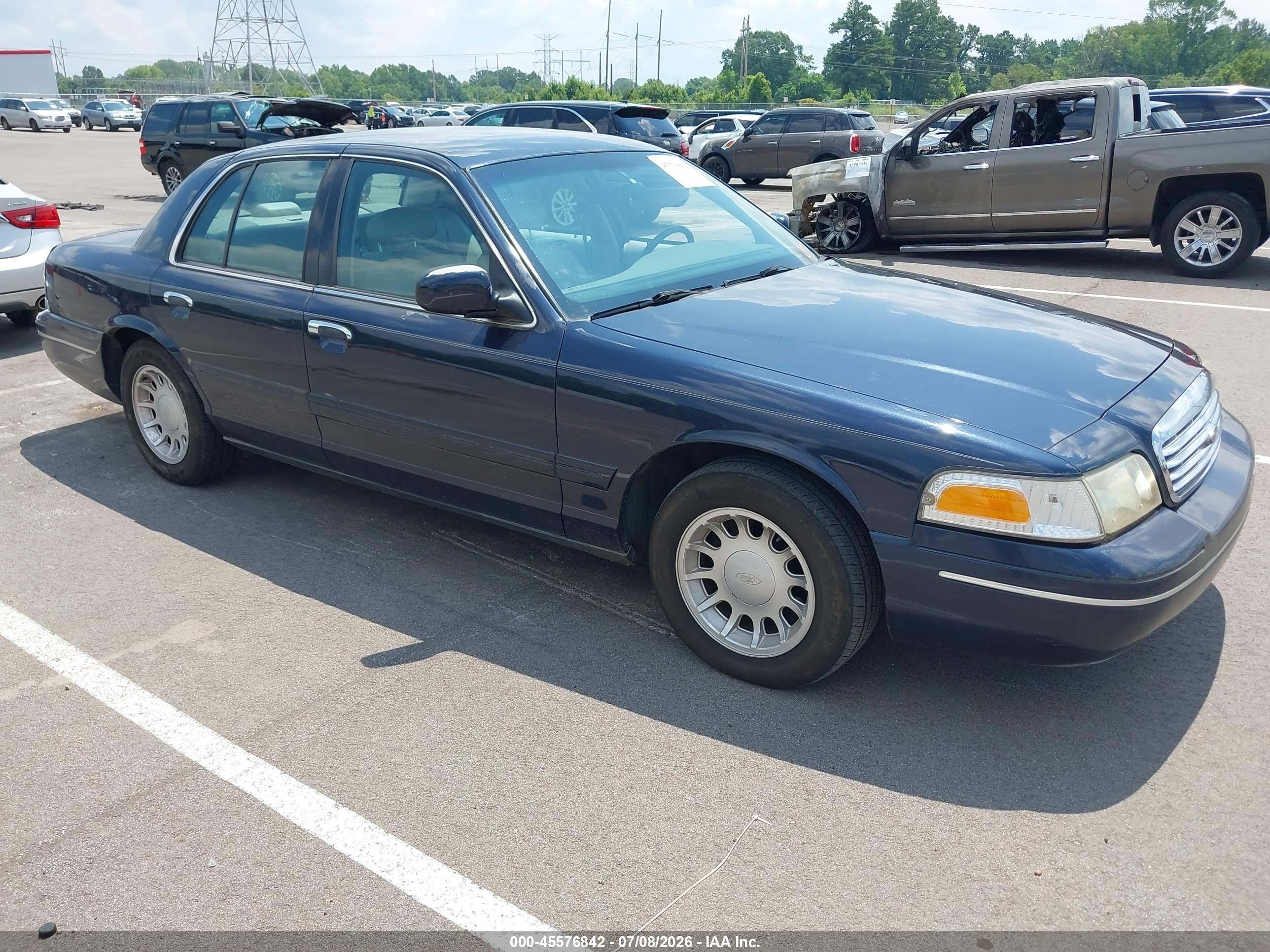 2000 Ford Crown Victoria LX, VIN 2FAFP74W8YX150101 — Normal wear