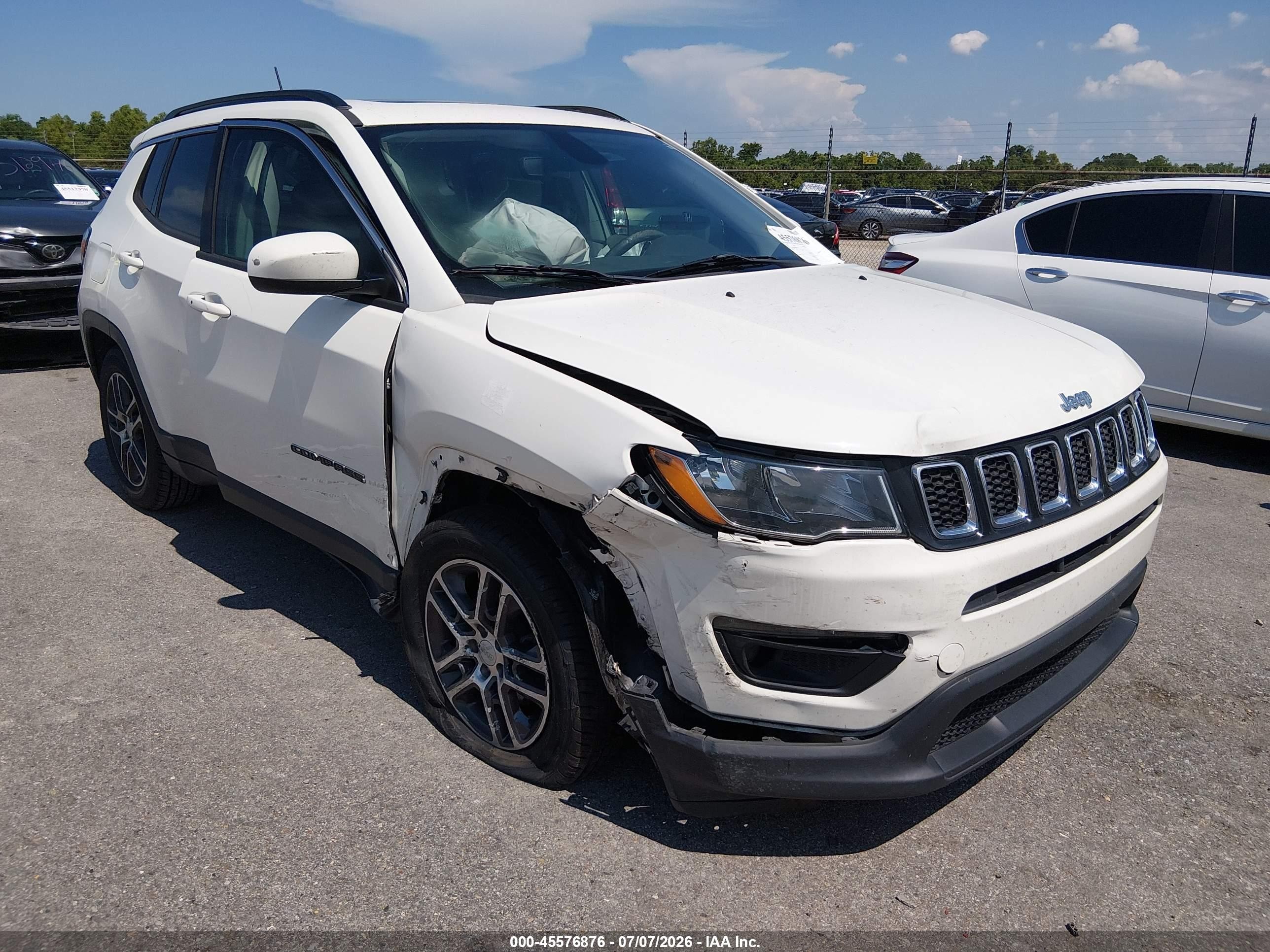 2019 Jeep Compass Altitude, VIN 3C4NJCBB0KT655218 — Перед