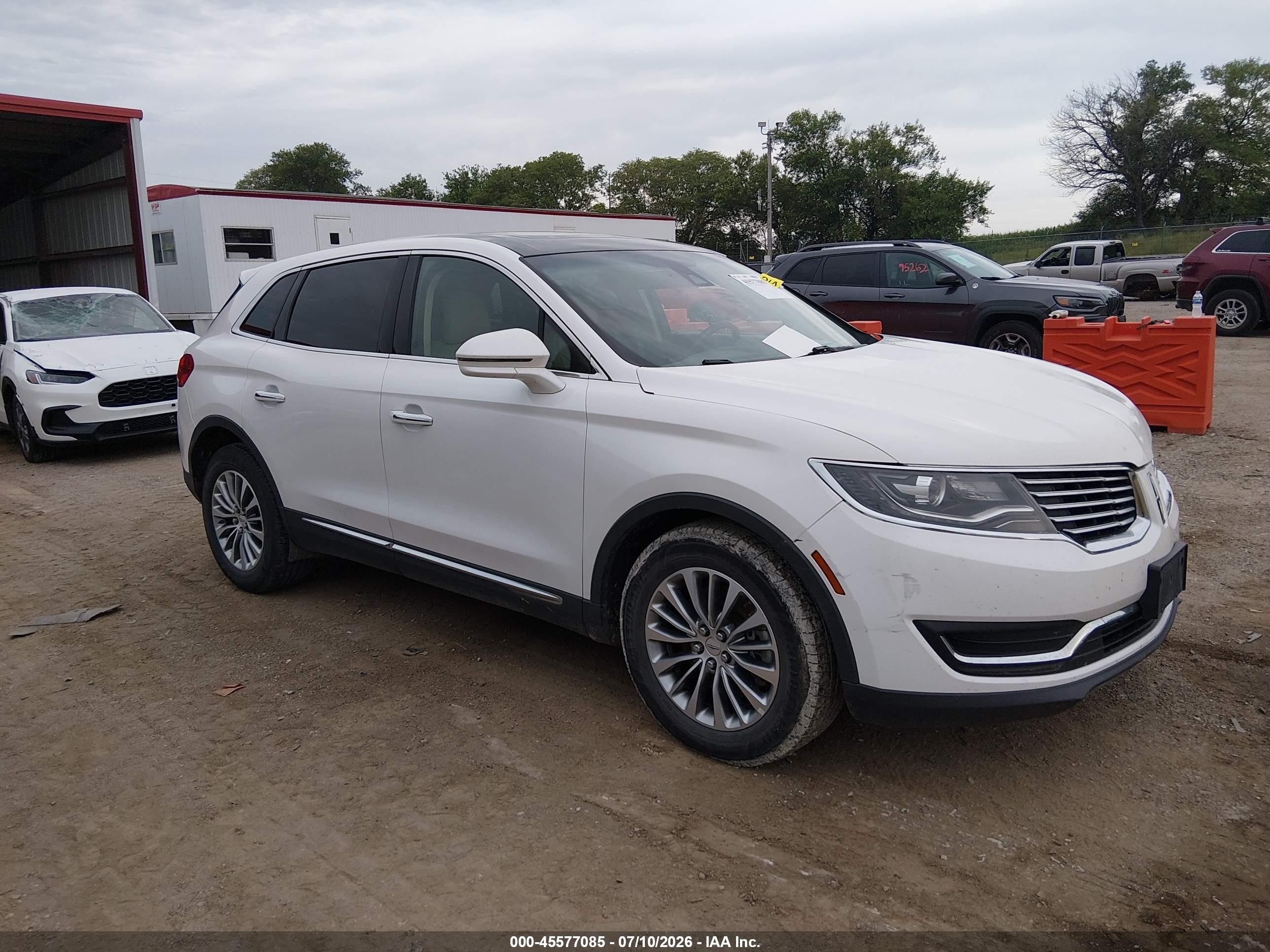 2016 Lincoln MKX Select, VIN 2LMTJ8KR6GBL40735 — Front end