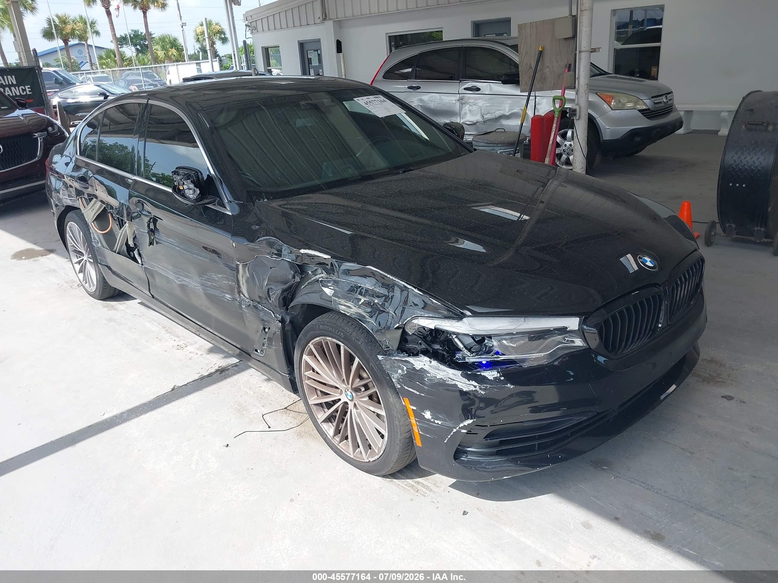2019 BMW 5 Series 540i, VIN WBAJE5C55KWW16414 — Бок