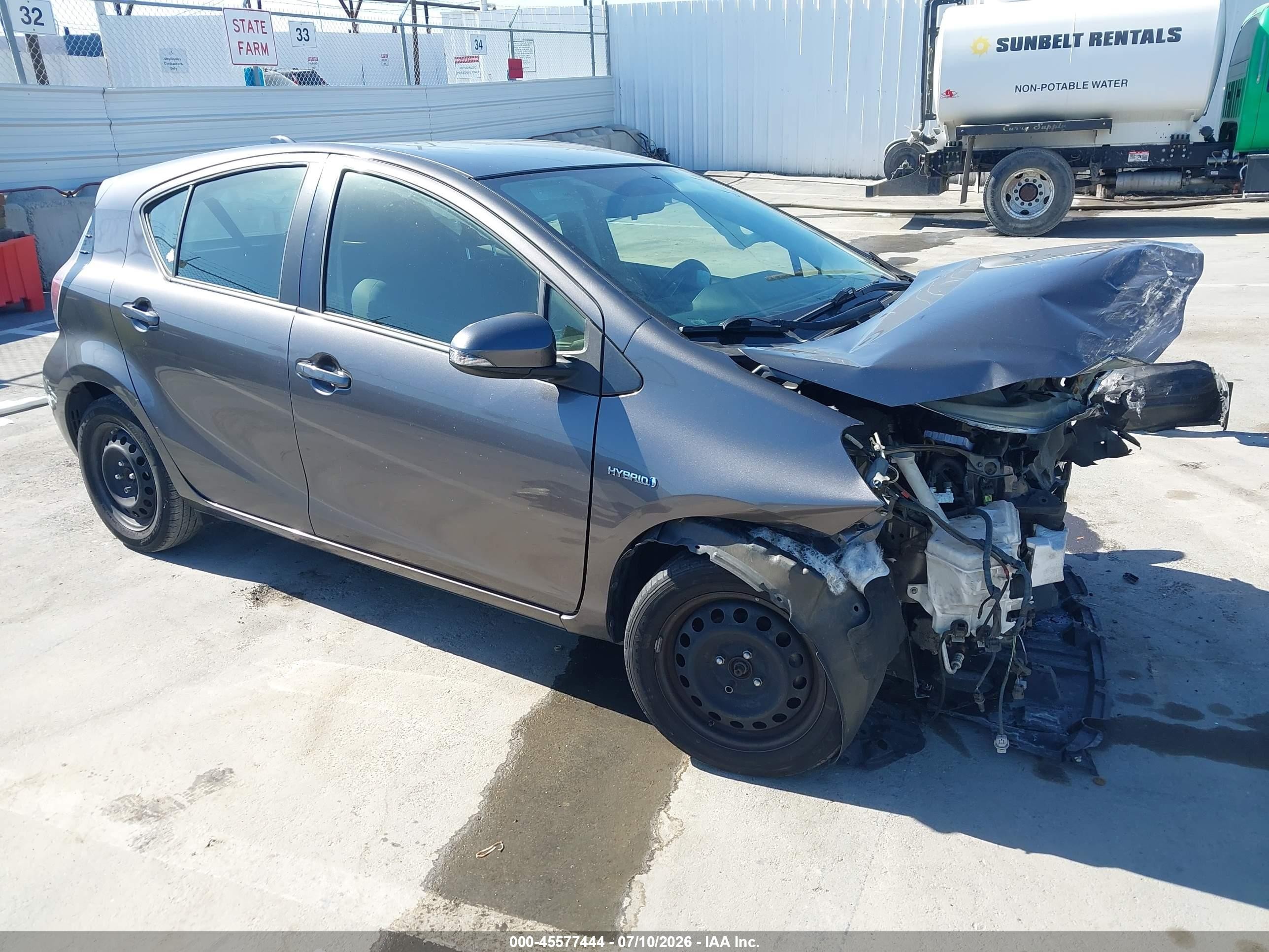 2016 Toyota Prius One, VIN JTDKDTB31G1137961 — Front end