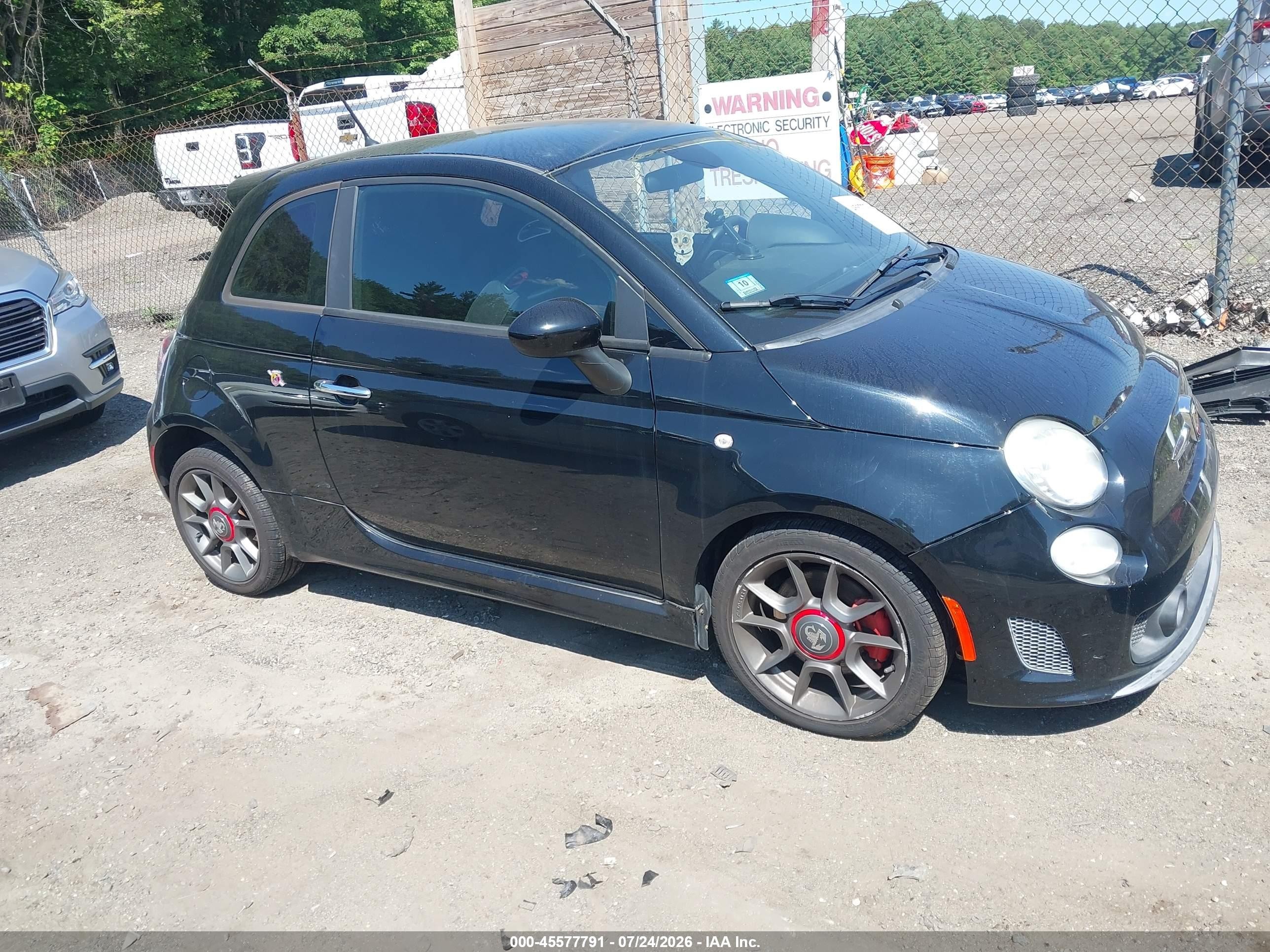 2015 FIAT 500 Abarth, VIN 3C3CFFFH8FT590363 — Front end