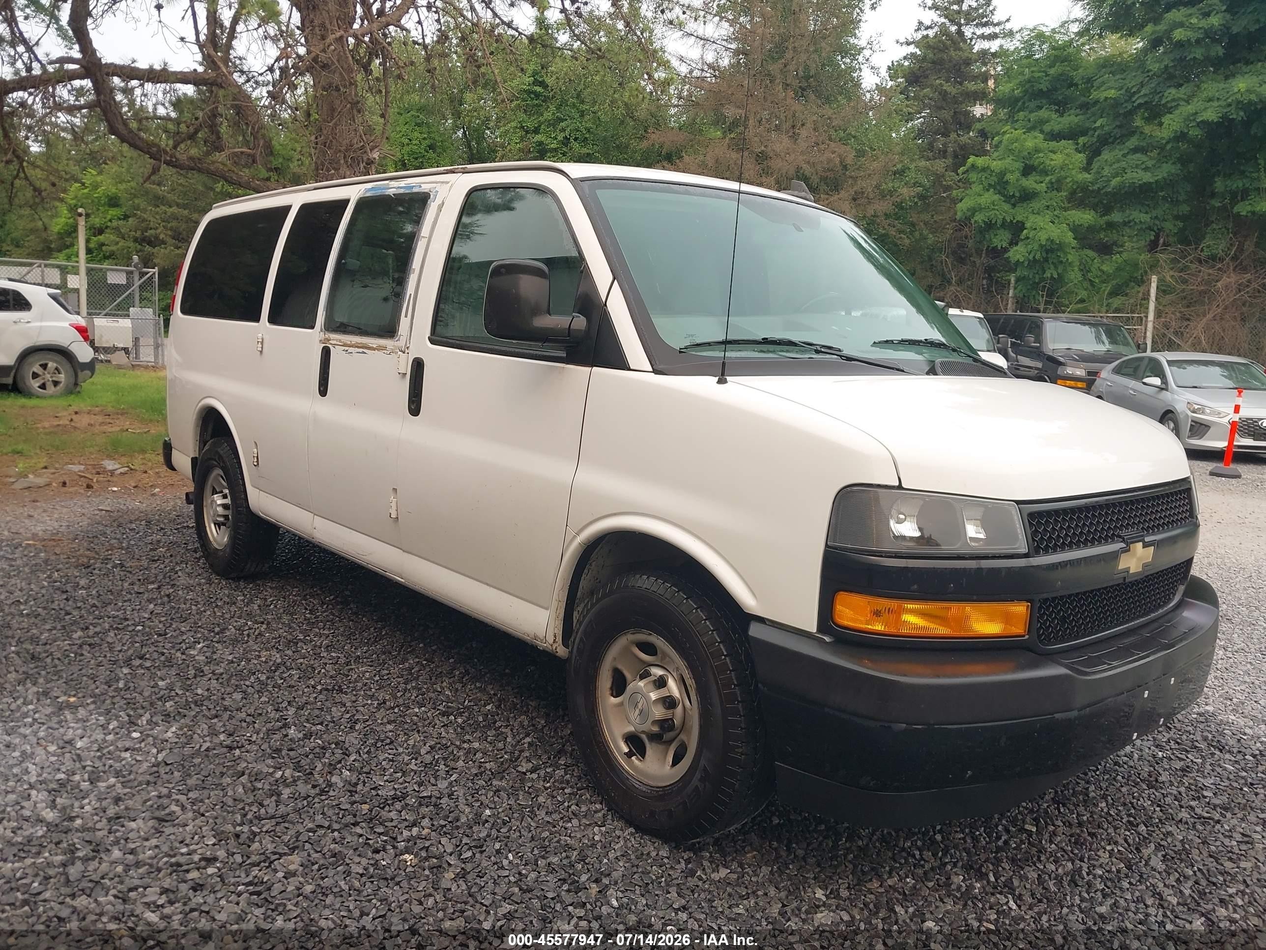 2019 Chevrolet Express Passenger LS, VIN 1GAWGEFG4K1334562 — Normal wear