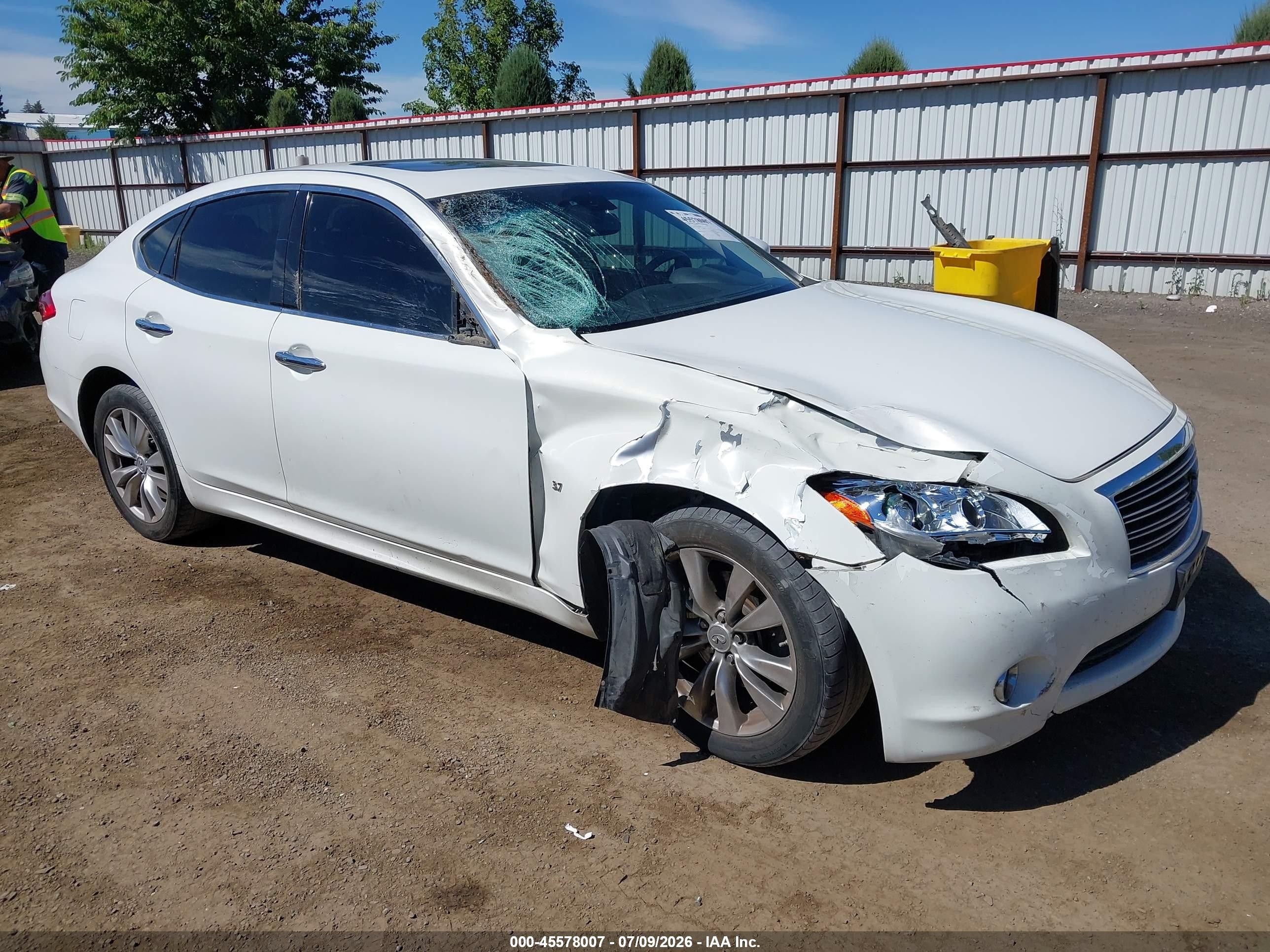 2014 Infiniti Q70, VIN JN1BY1ARXEM320305 — Front end