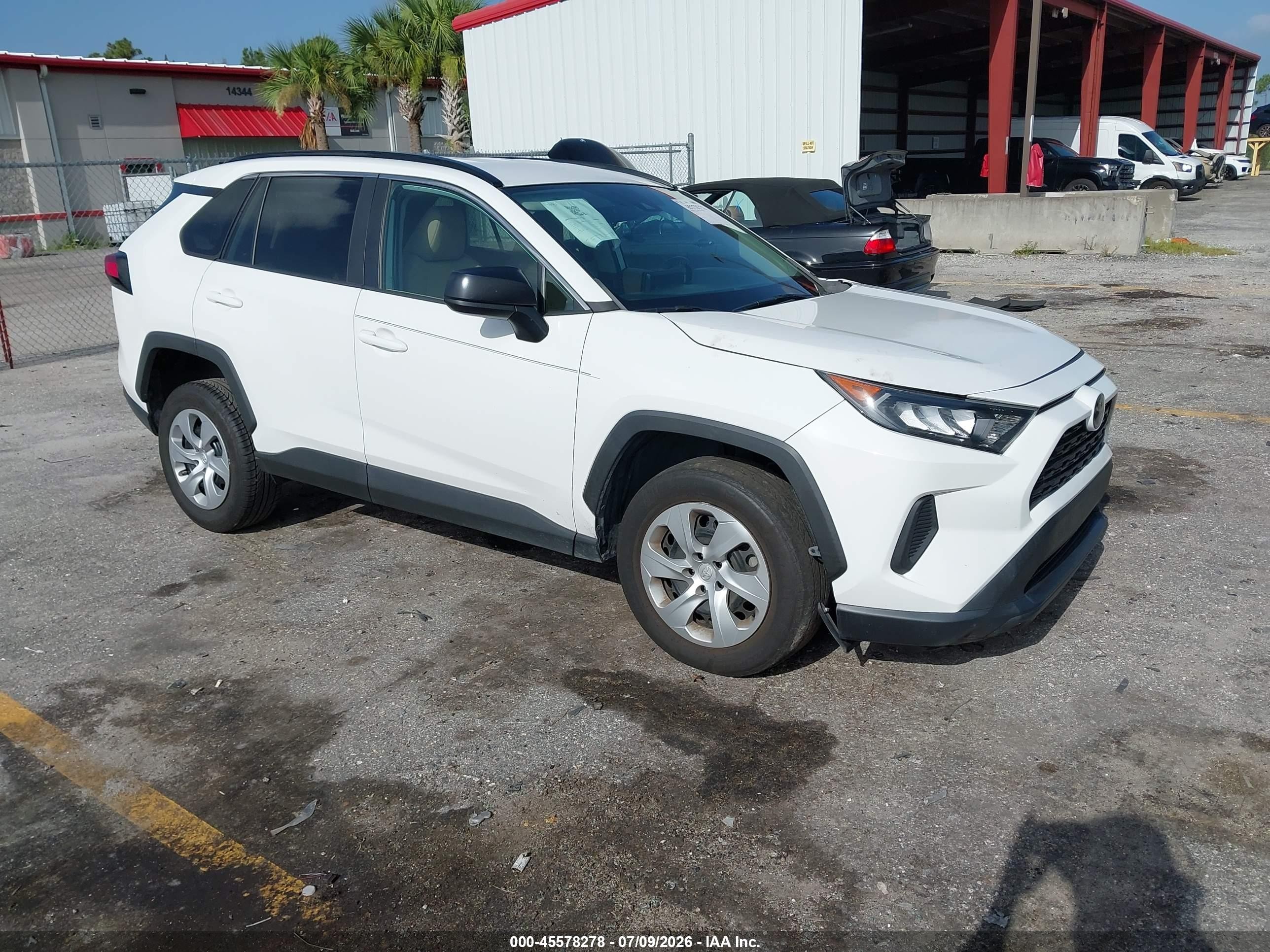 2019 Toyota RAV4 LE, VIN 2T3H1RFV2KW040151 — Front end