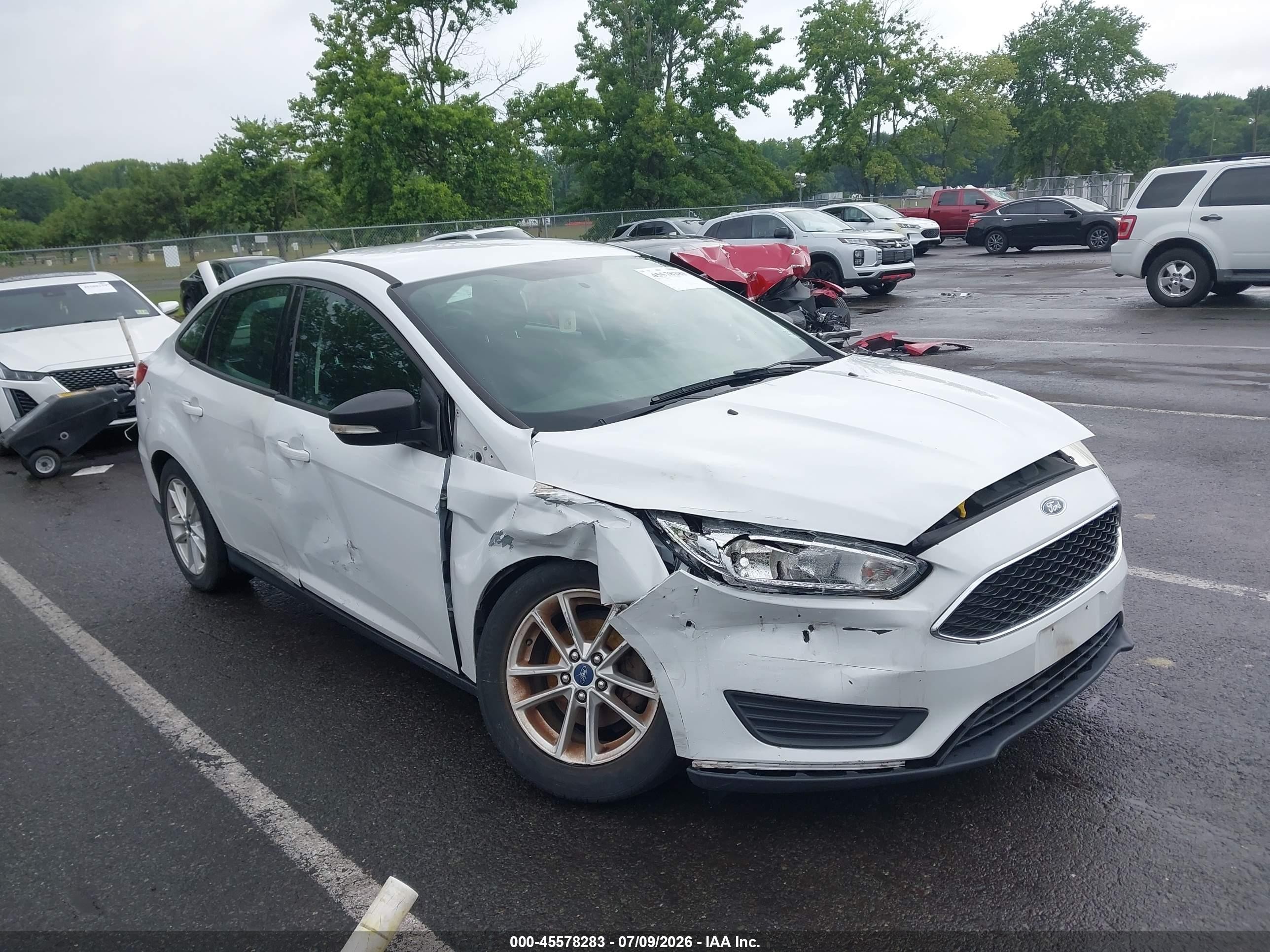 2016 Ford Focus SE, VIN 1FADP3F24GL381406 — Front end