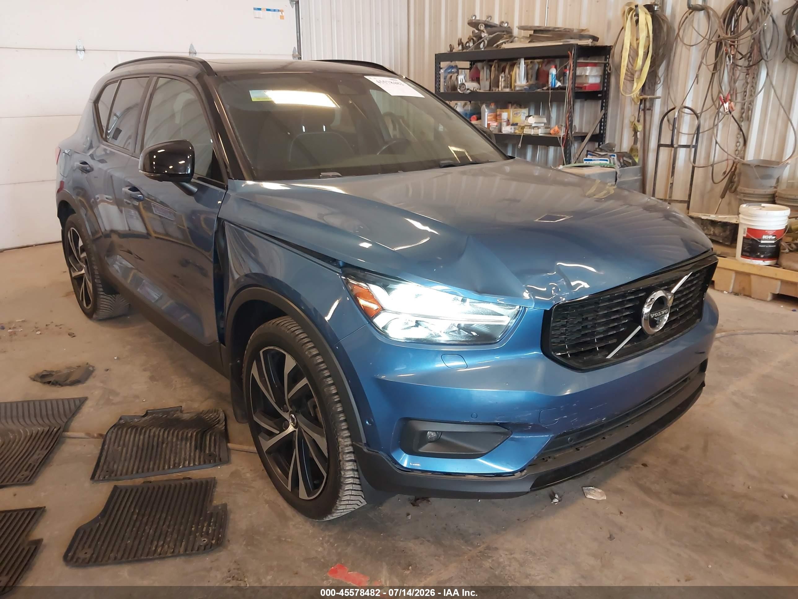 2019 Volvo XC40 R-Design, VIN YV4162UM7K2120118 — Front end