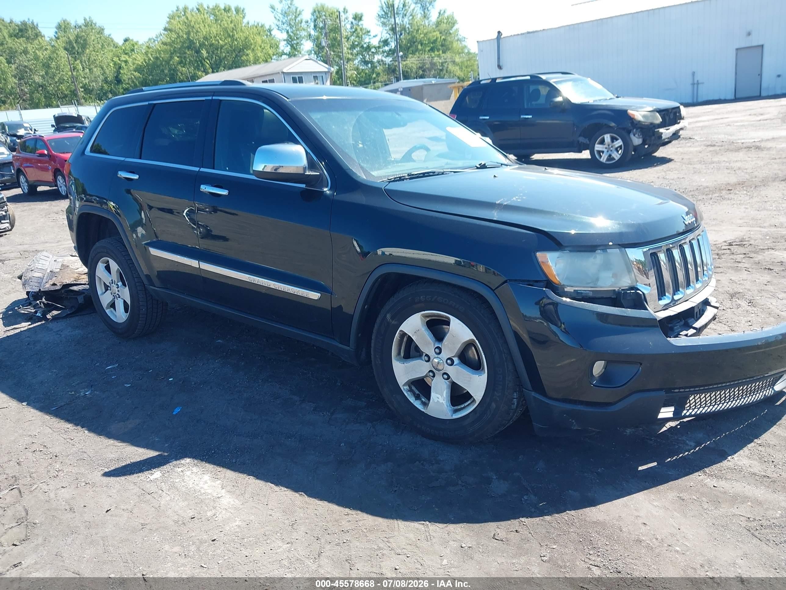 2013 Jeep Grand Cherokee Laredo, VIN 1C4RJFAG0DC592393 — Front end