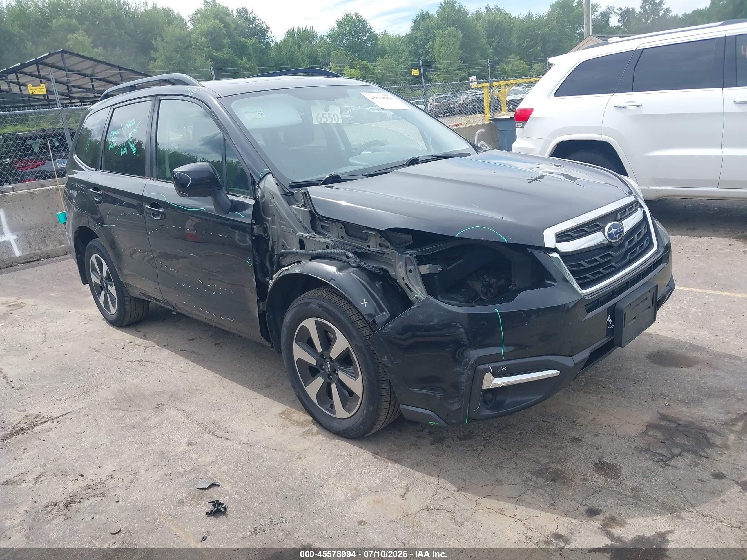 2017 Subaru Forester Premium, VIN JF2SJAEC7HH413580 — Бок