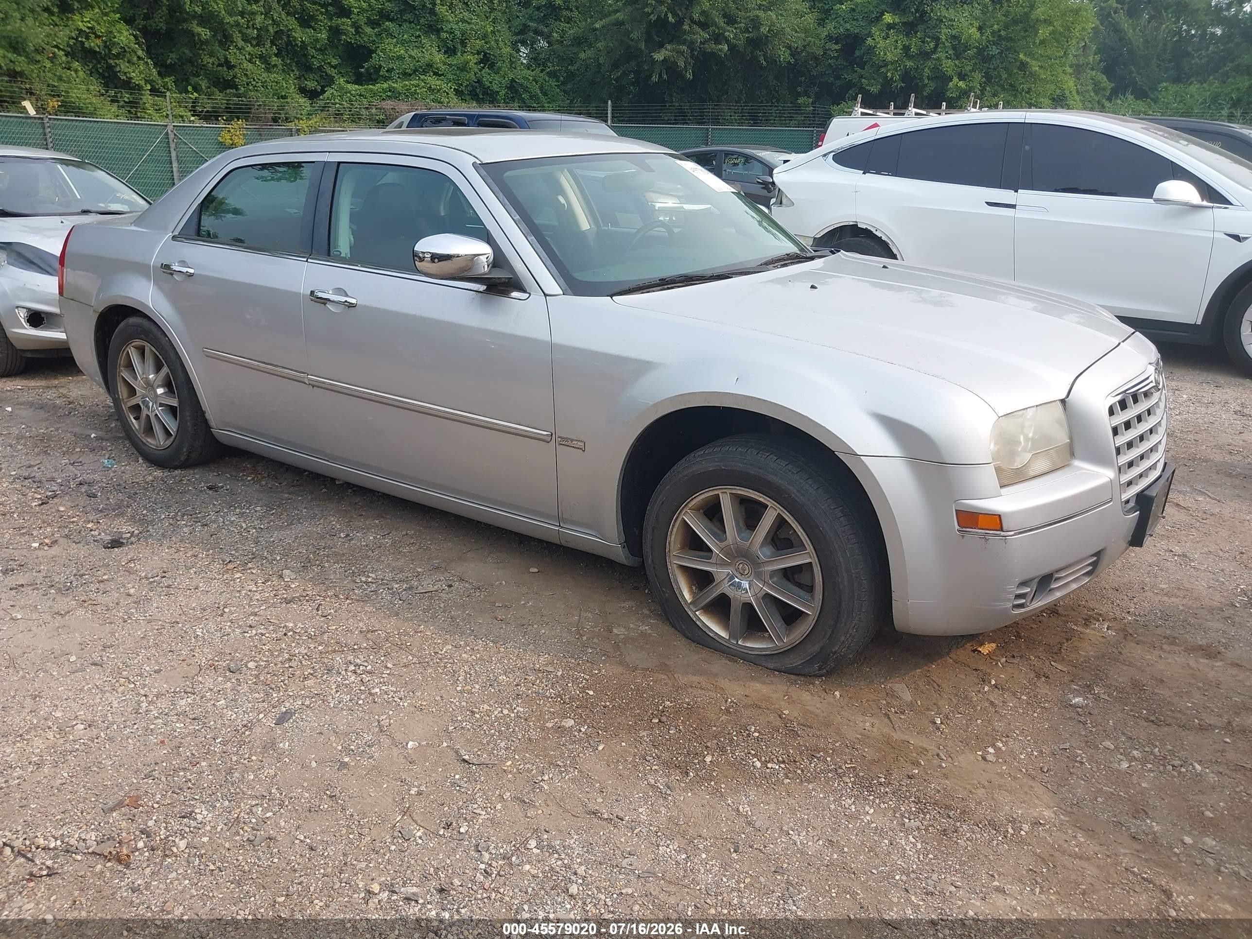 2010 Chrysler 300 Touring Signature, VIN 2C3CK5CV6AH134539 — Front end