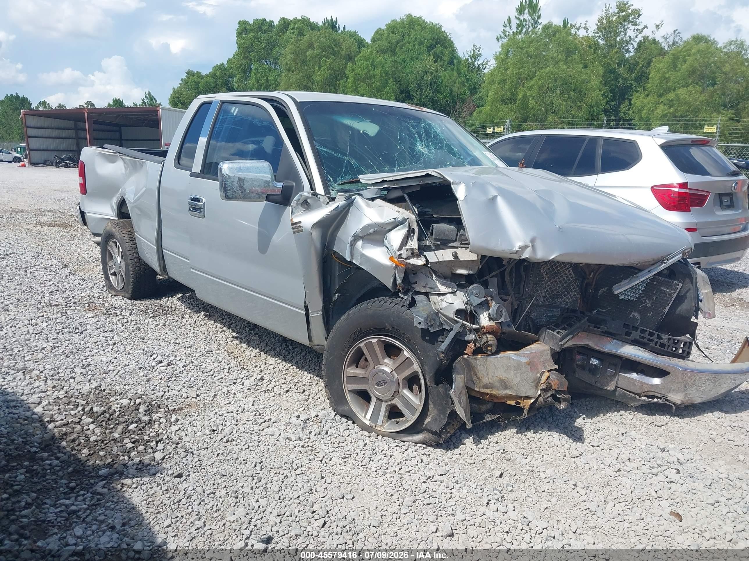 2007 Ford F-150 STX, VIN 1FTRX12W67KC17707 — Front end