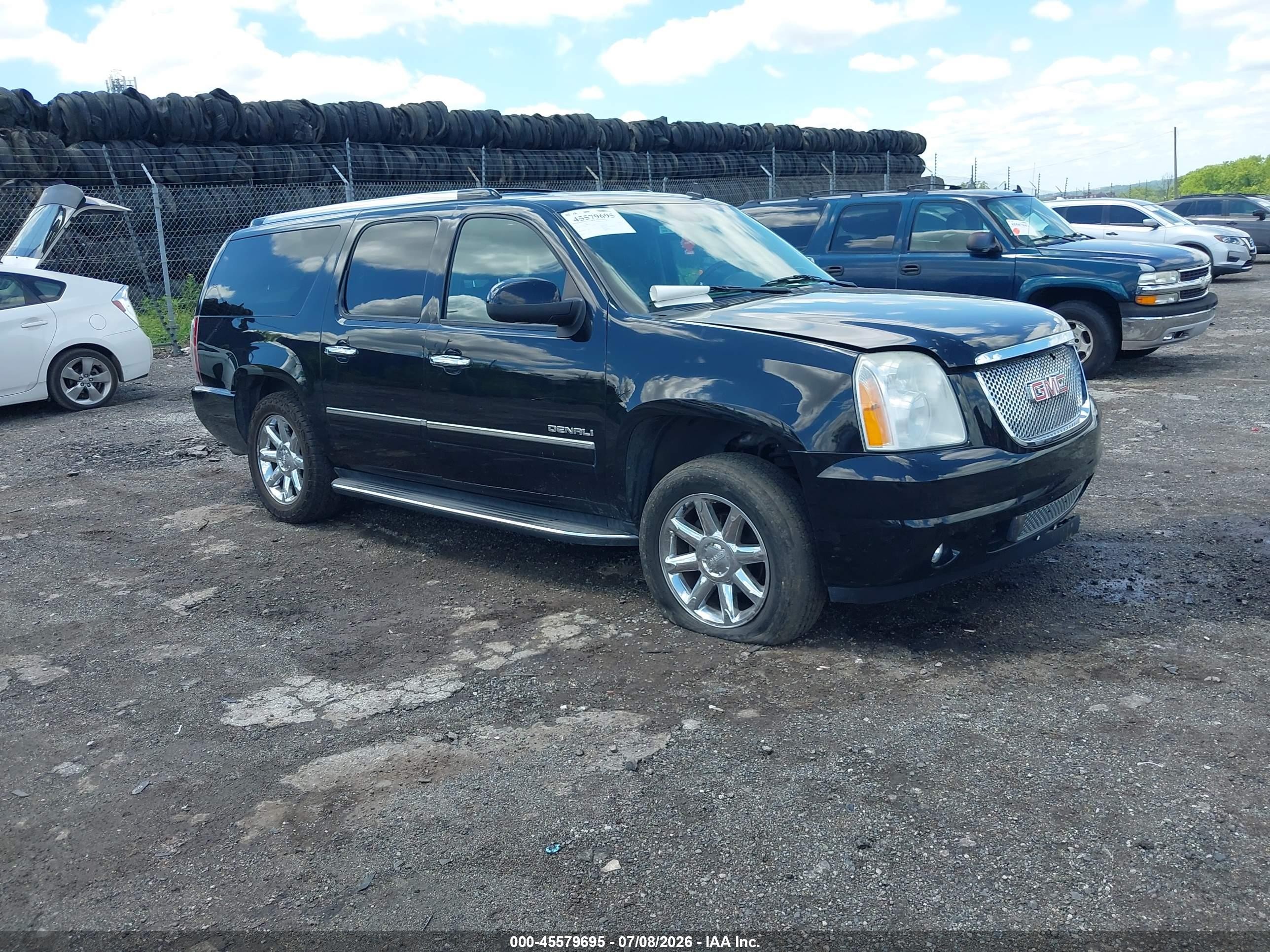 2012 GMC Yukon XL Denali, VIN 1GKS2MEF2CR316219 — Front end