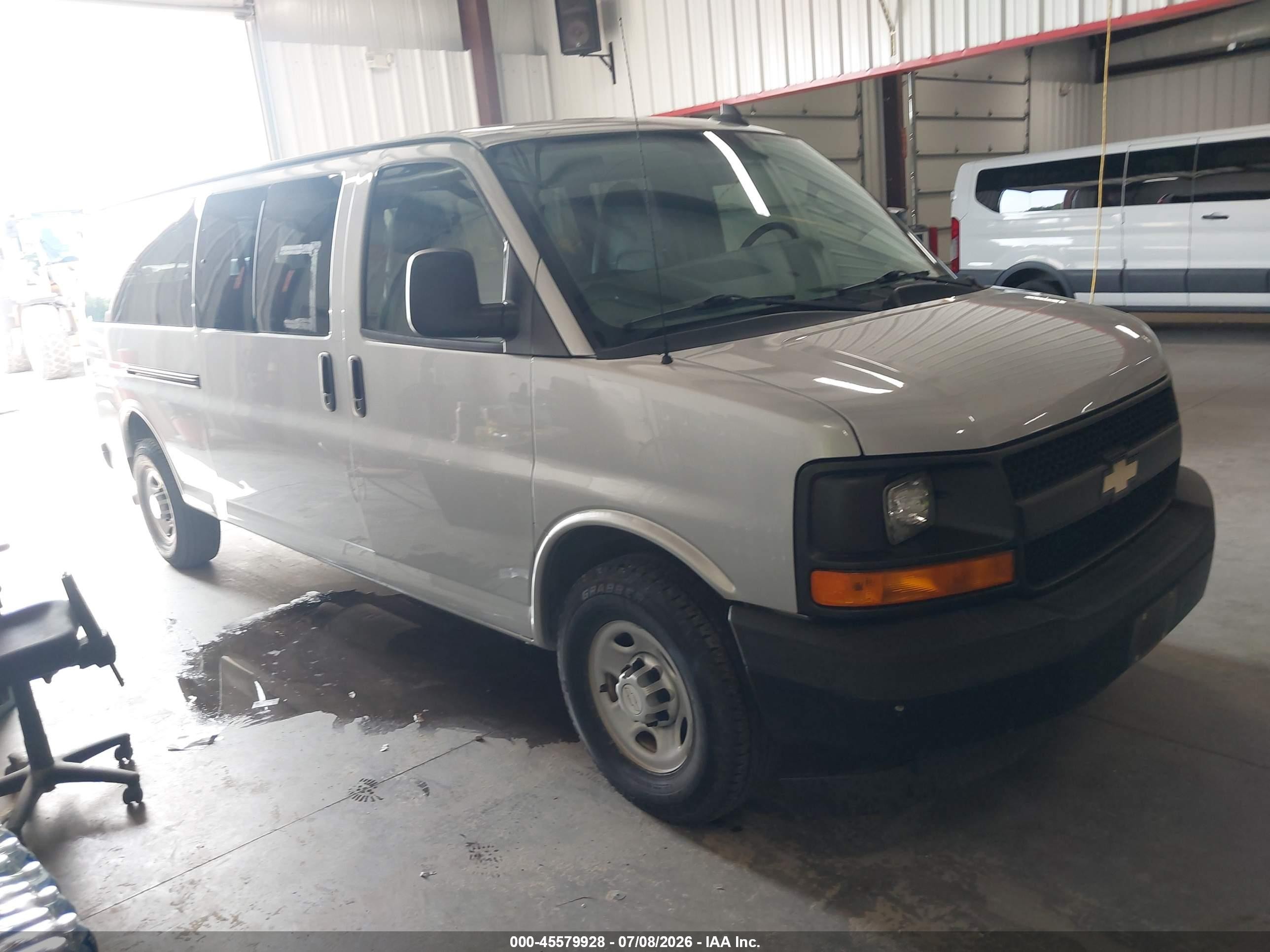 2017 Chevrolet Express Passenger LS, VIN 1GAZGNFG0H1293482 — Normal wear