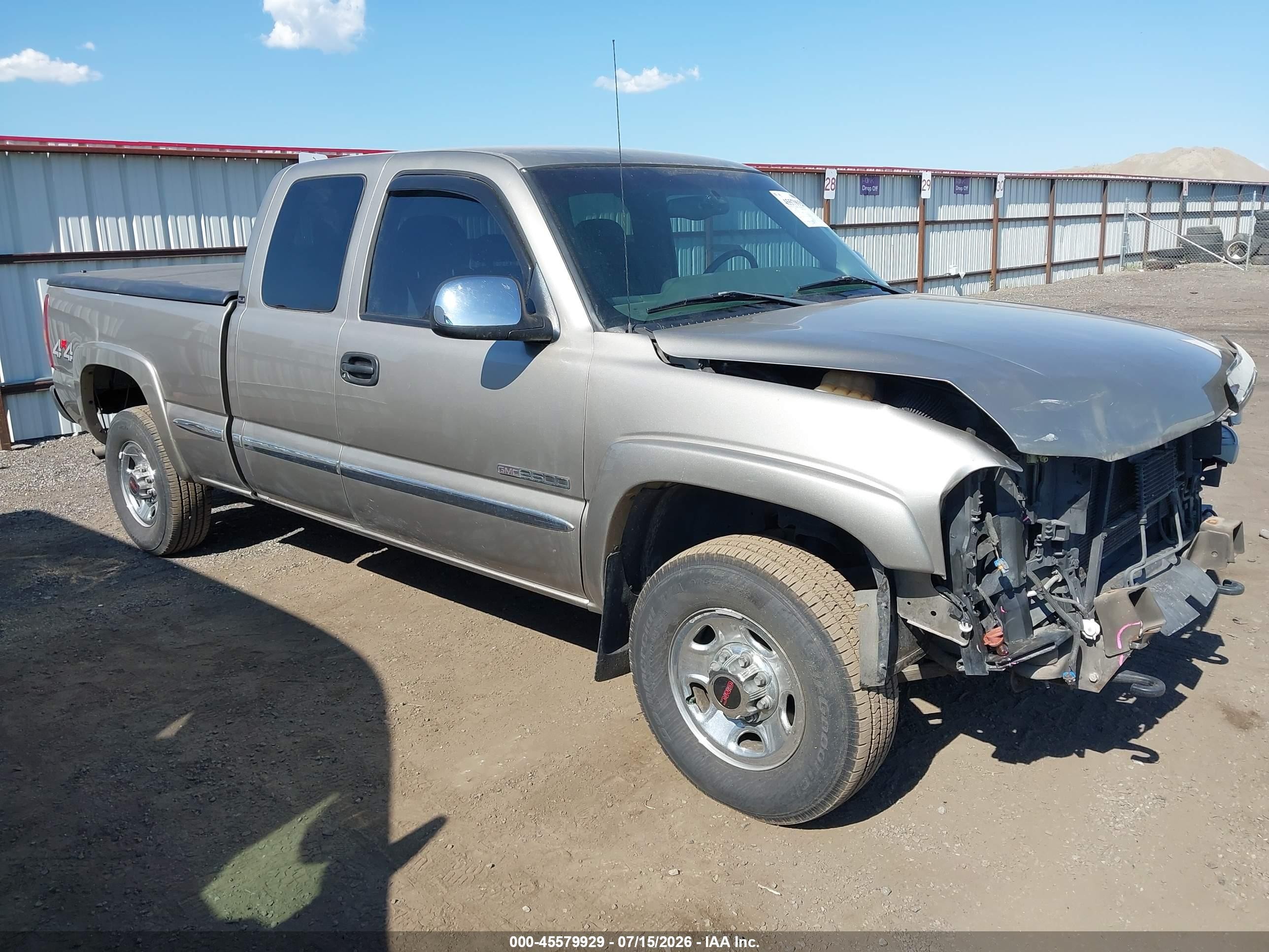 2002 GMC Sierra 2500 SLE, VIN 1GTGK29U02Z272329 — Front end