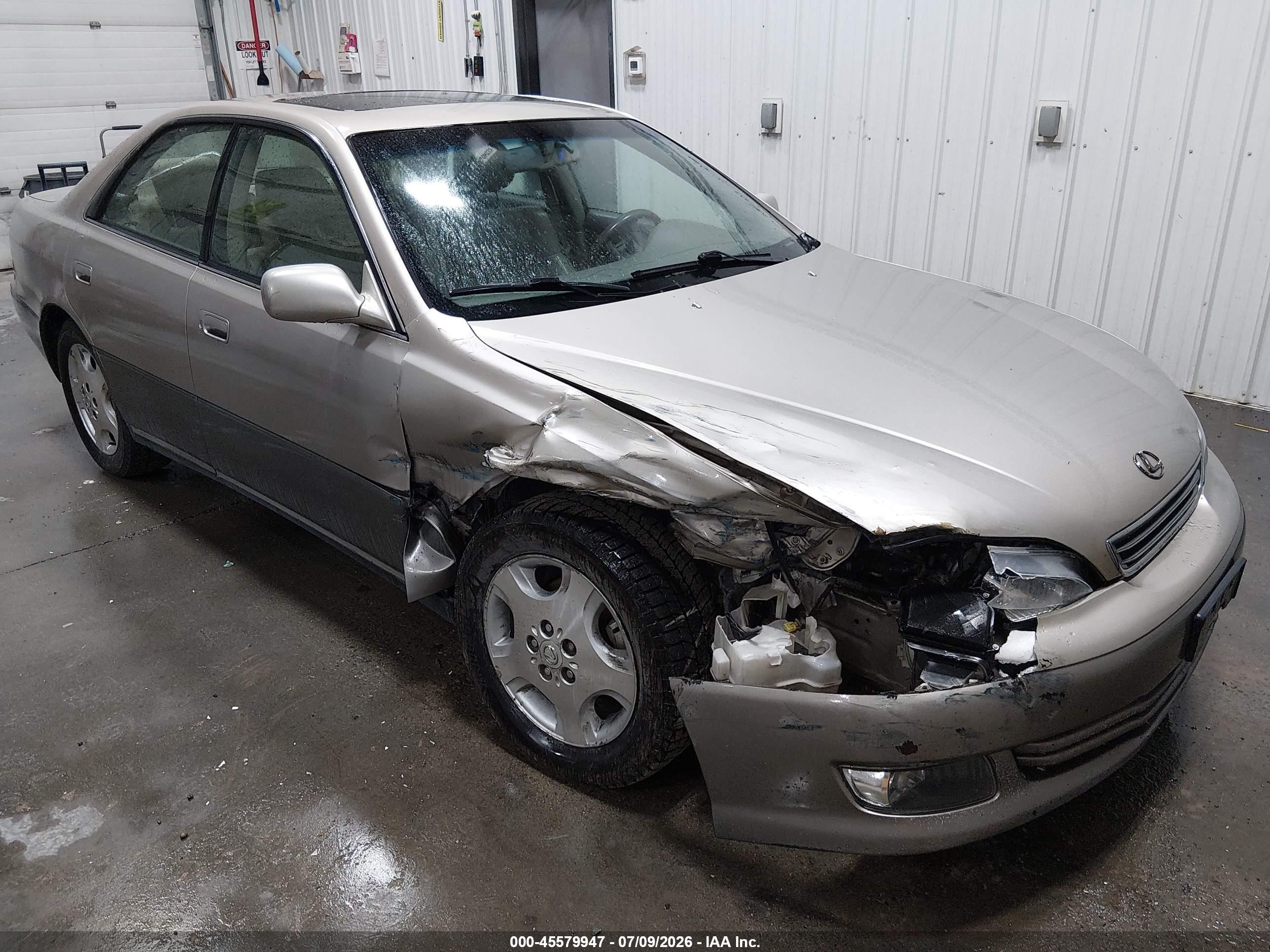2000 Lexus ES 300, VIN JT8BF28G2Y0287033 — Перед