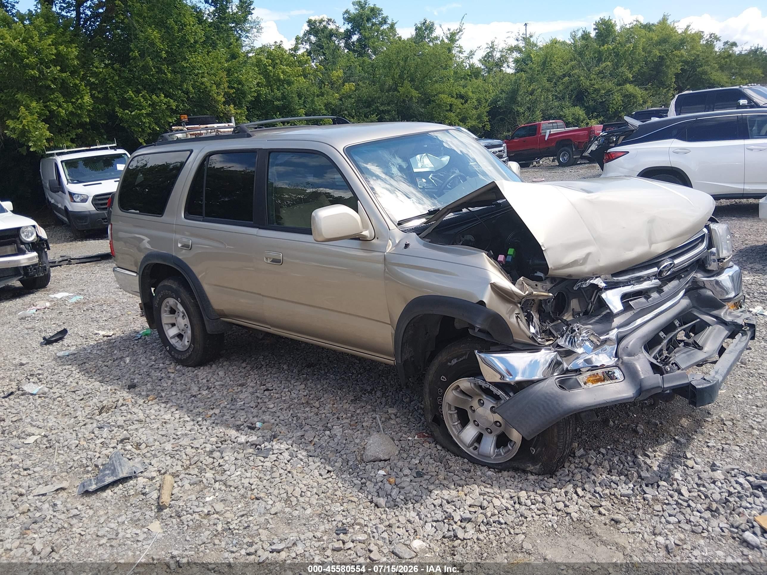 2001 Toyota 4Runner SR5, VIN JT3GN86R910201146 — Front end